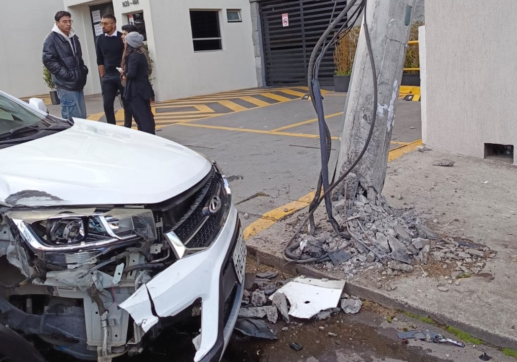 Postes chocados aumentan mes a mes en Quito y ocasionan incidentes en el sistema eléctrico.