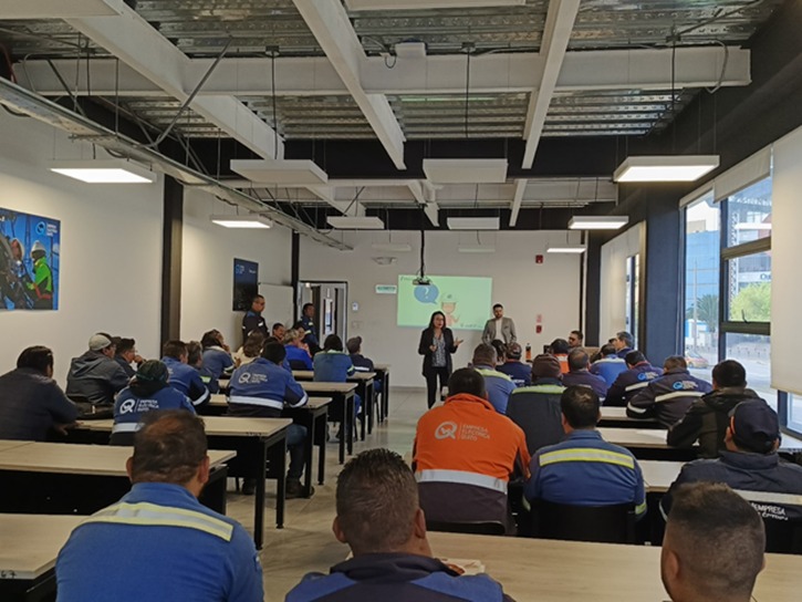 Colaboradores EEQ del Centro Operativo Turubamba en el taller.