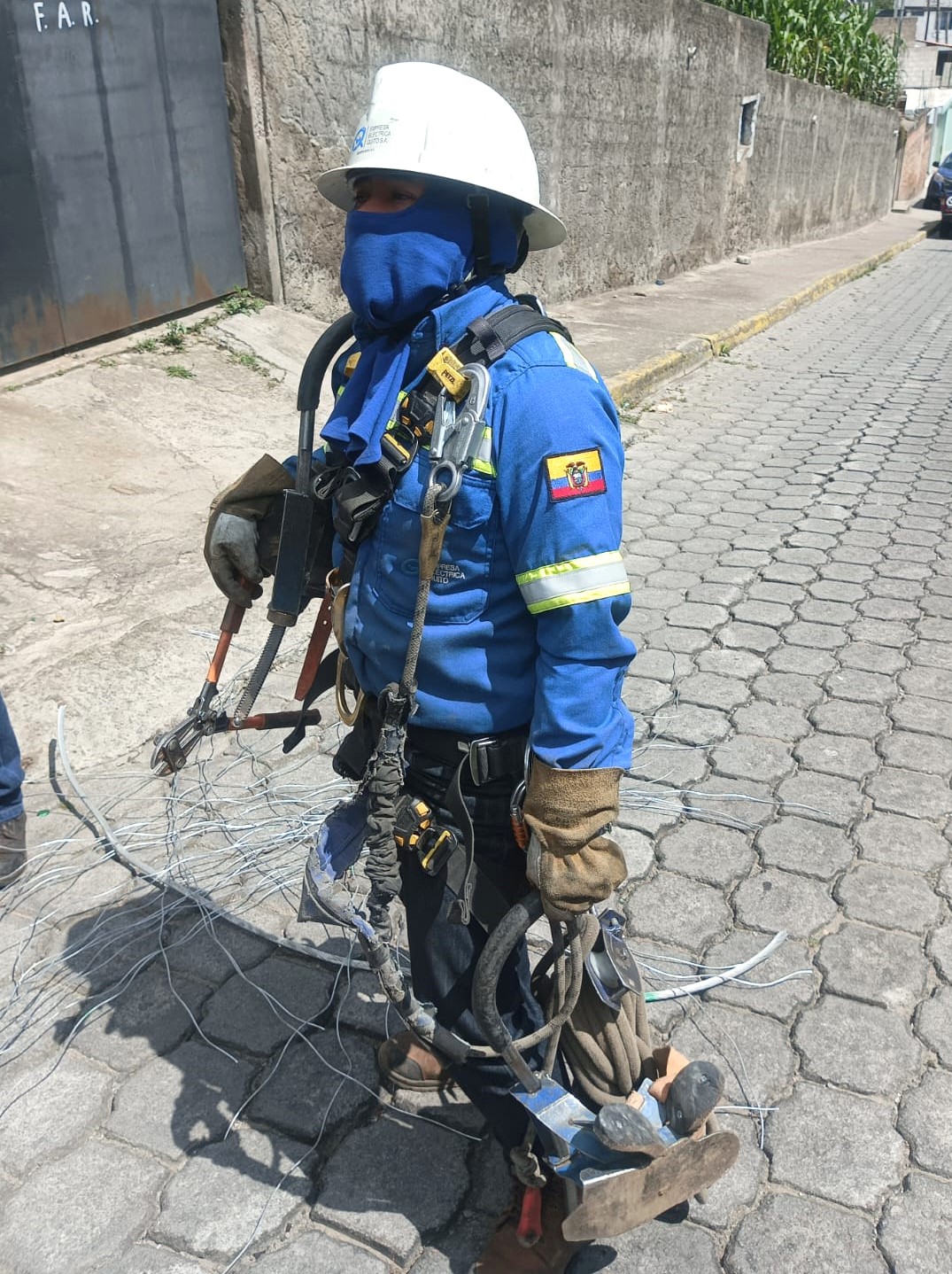 Dotación de ropa para el personal operativo de la EEQ.