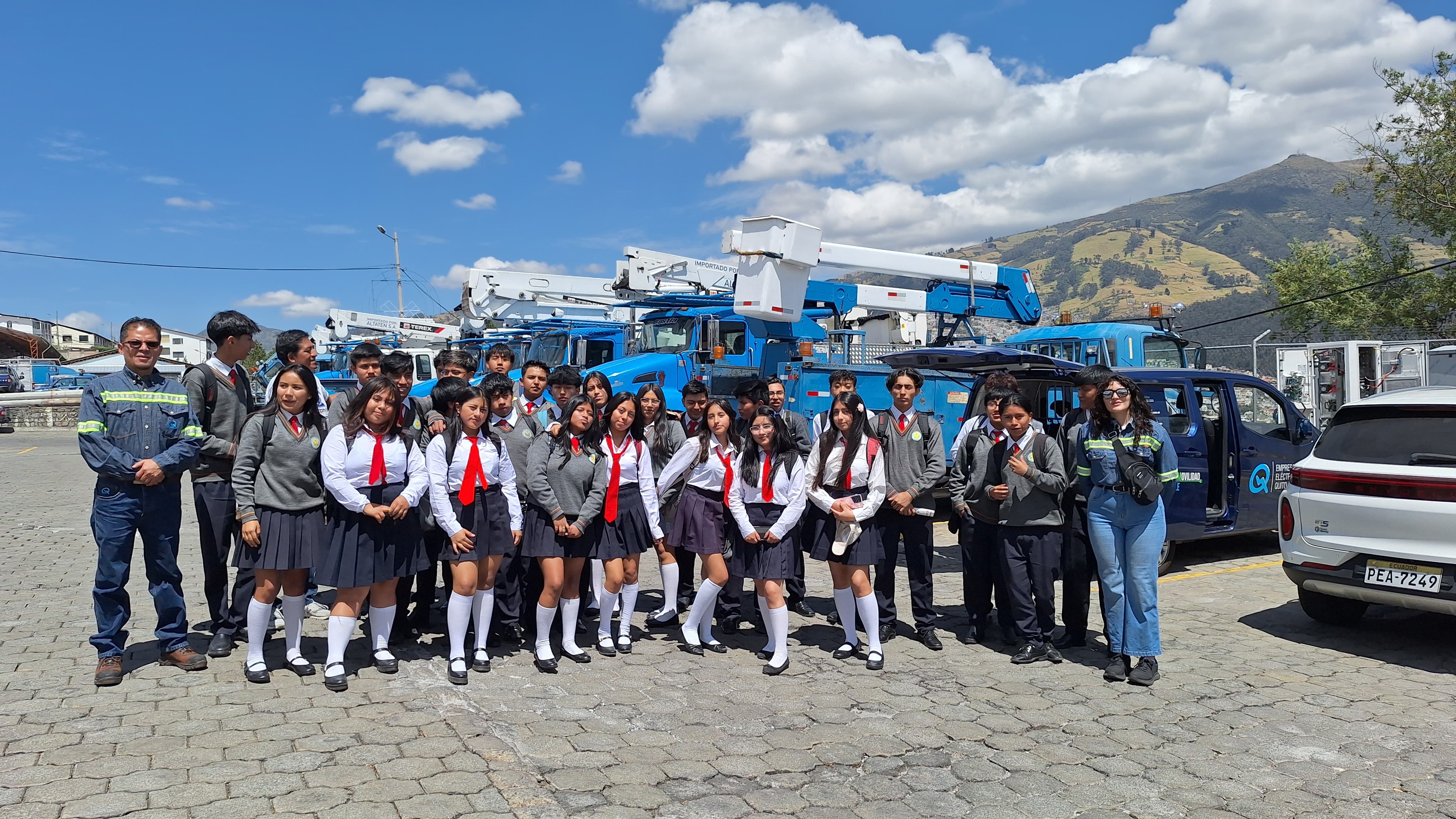 Estudiantes del Colegio Central Técnico recorrieron las instalaciones de la EEQ.