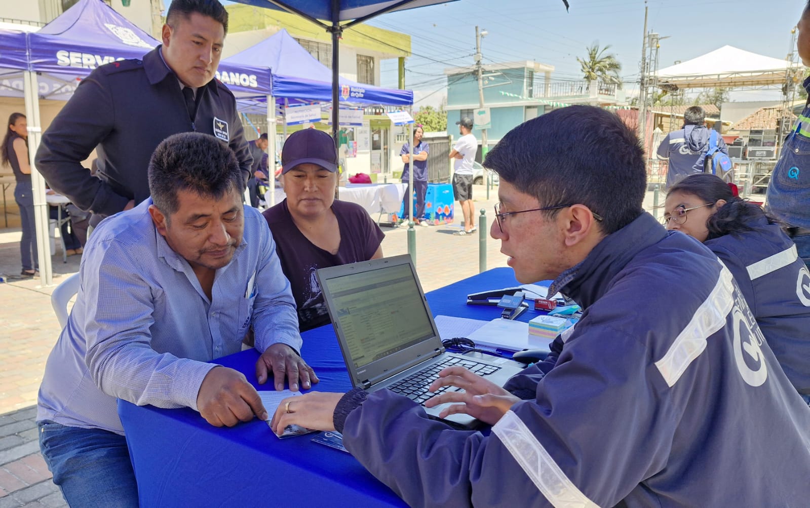Personal de atención al cliente solventó las inquietudes de varios moradores sobre el suministro eléctrico.