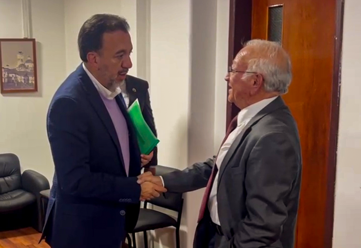 Marcelo Jaramillo, gerente general de la EEQ, en diálogo con el alcalde de Quito, Pabel Muñoz.