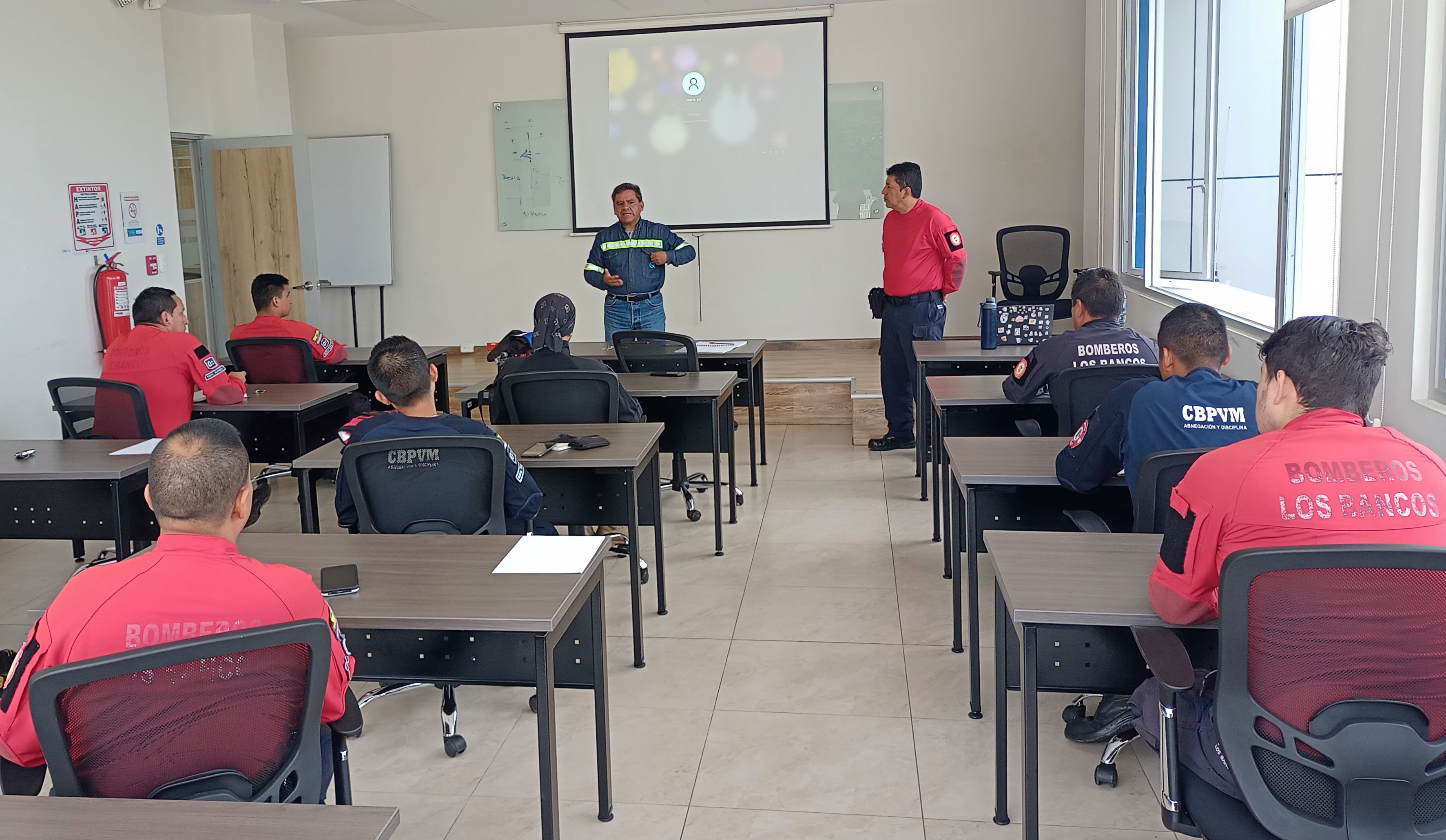 El instructor Ángel Quihuango capacita a bomberos de San Miguel de Los Bancos.