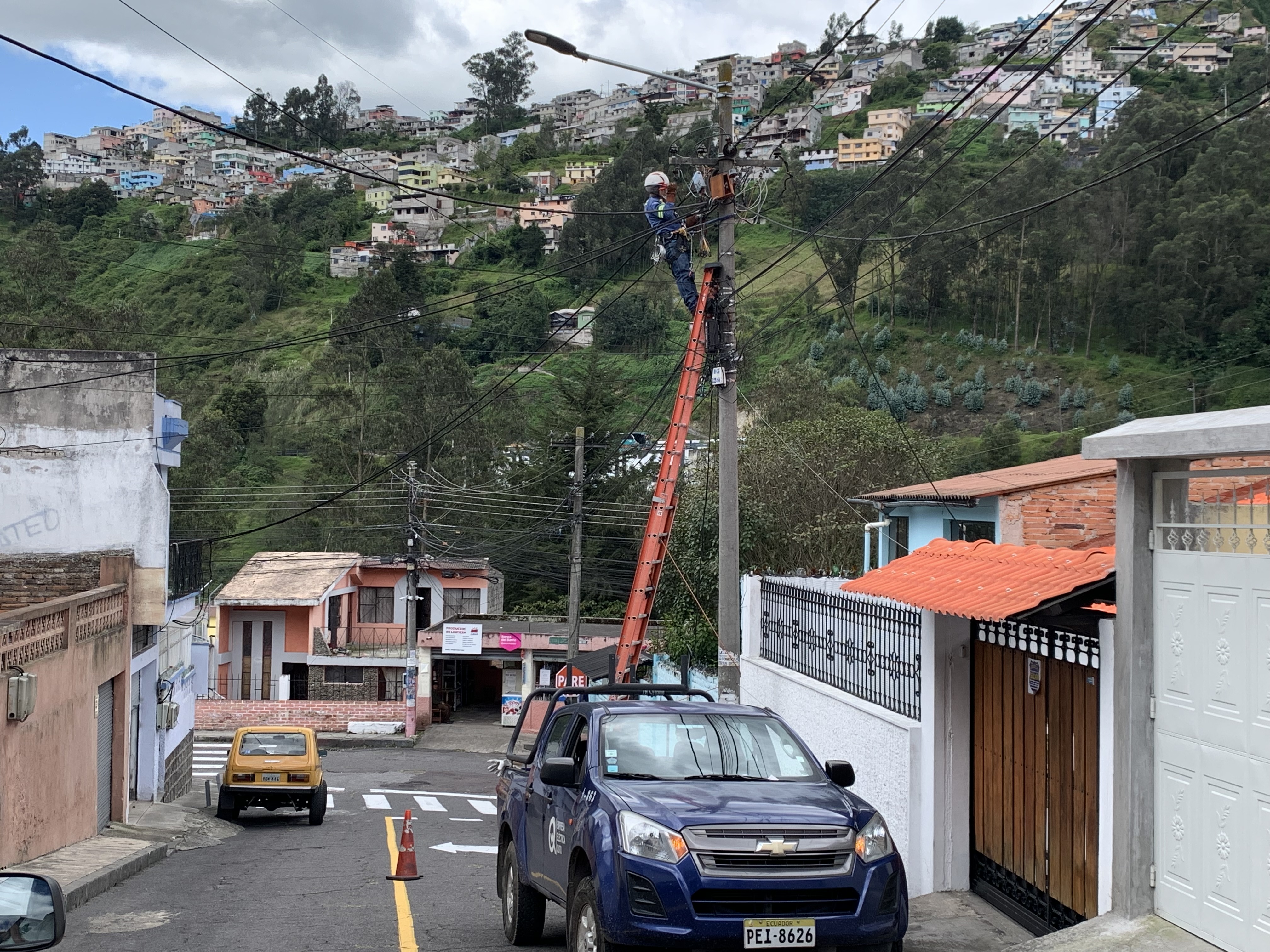 Personal técnico instala analizadores para verificar la calidad del producto eléctrico.