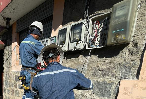 Instalación de medidor a cliente residencial.