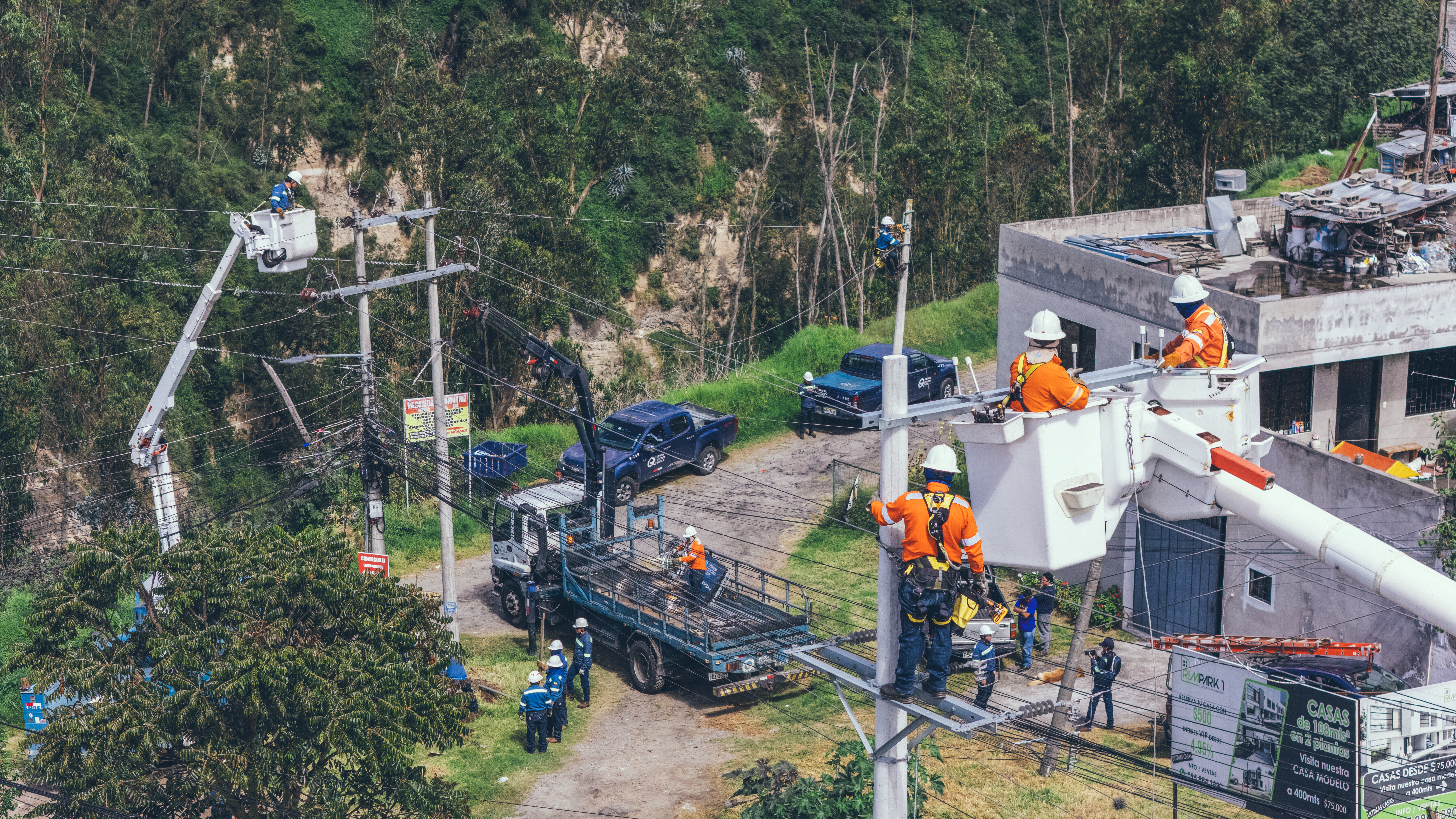 Mantenimiento del sistema de distribución eléctrica en Llano Grande, El Carmen y Llano Chico