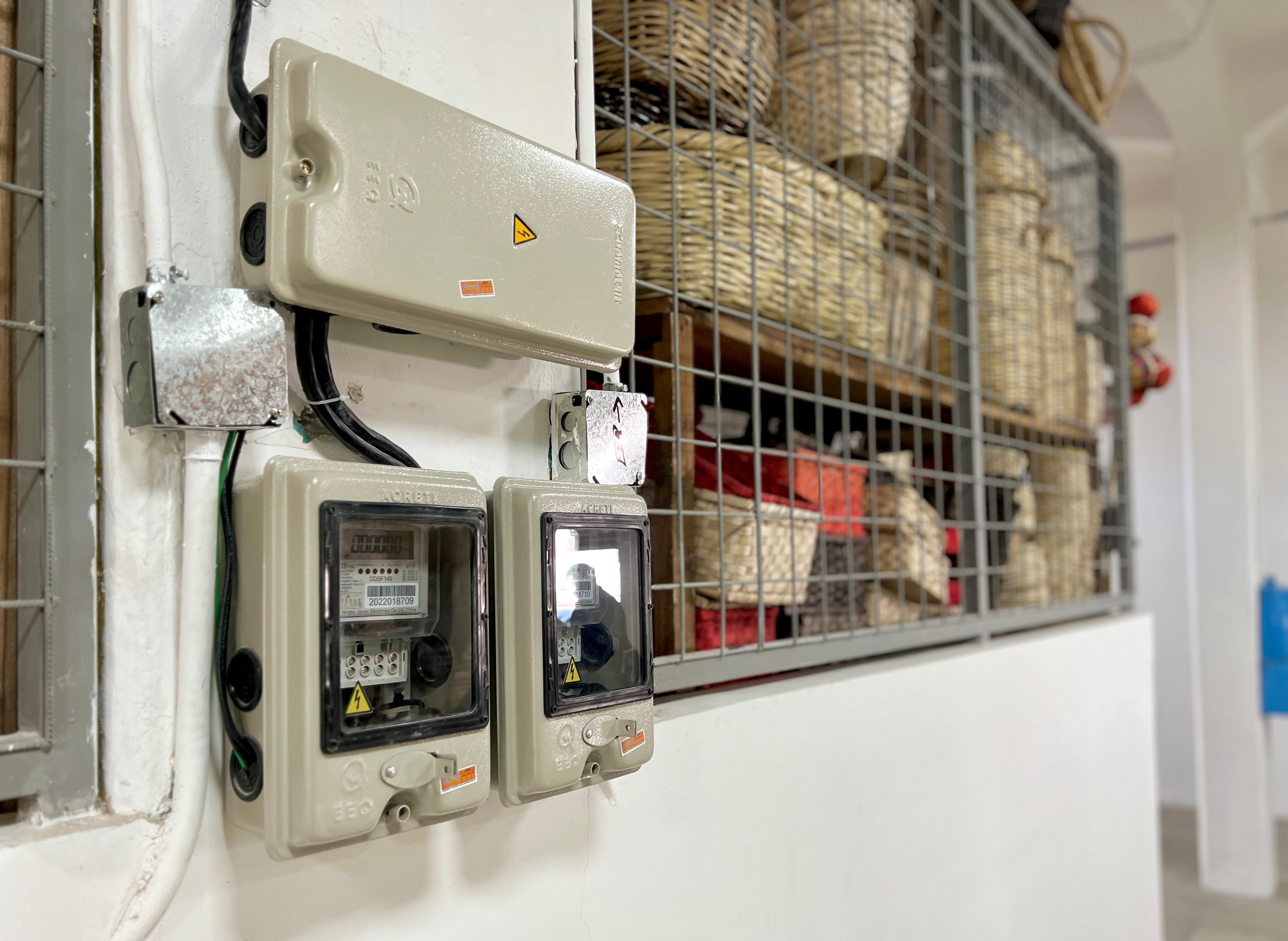 La EEQ instaló medidores en el mercado Santa Clara