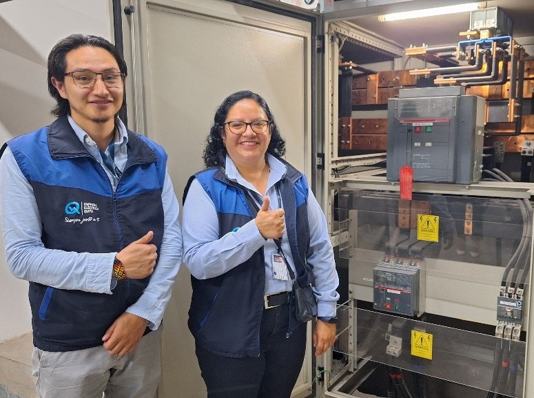 Equipo técnico de la EEQ monitorean el consumo energético en la Plataforma Norte.
