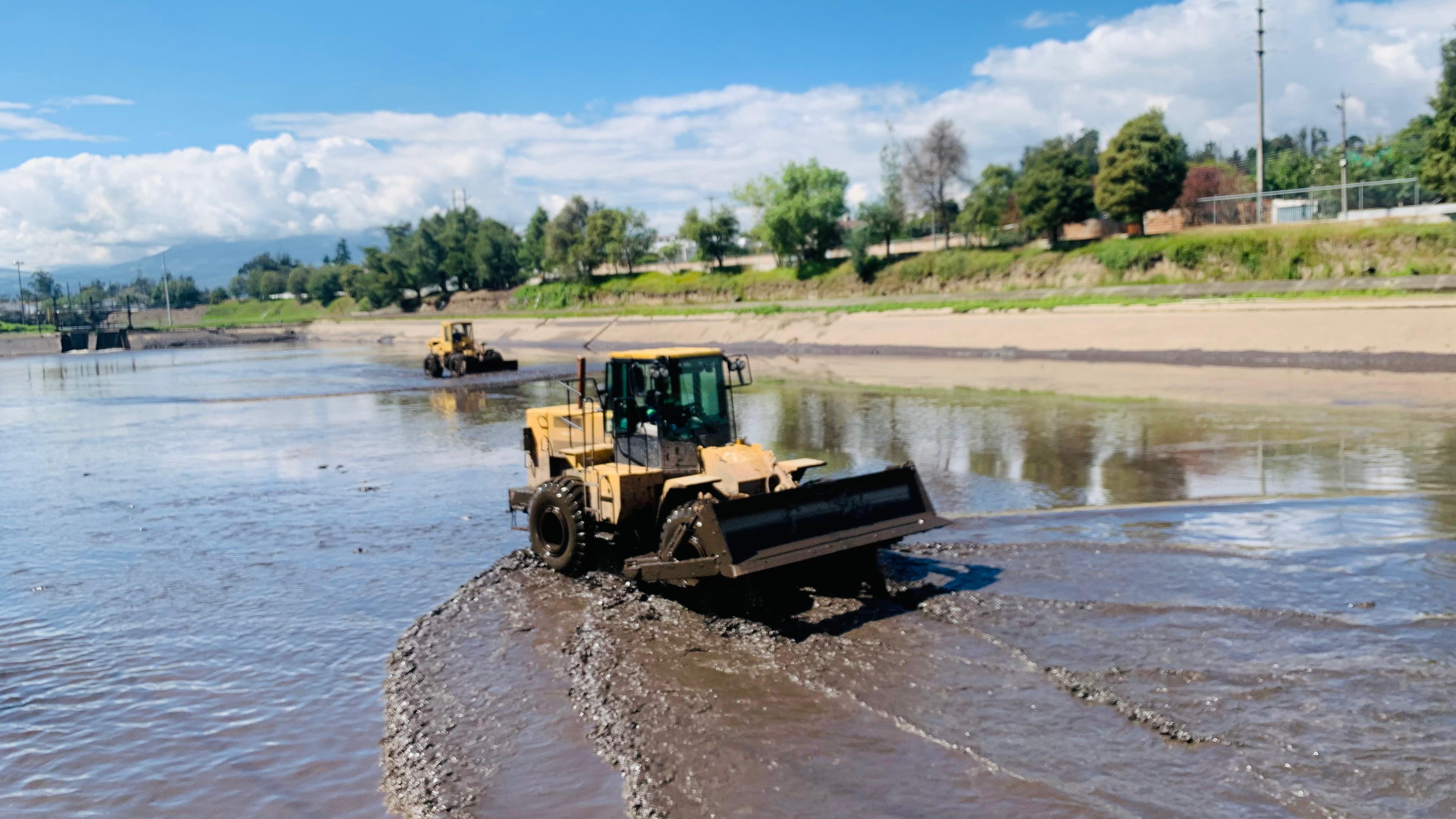 El mantenimiento del reservorio de Guangopolo permite tener agua más limpia para generar energía.