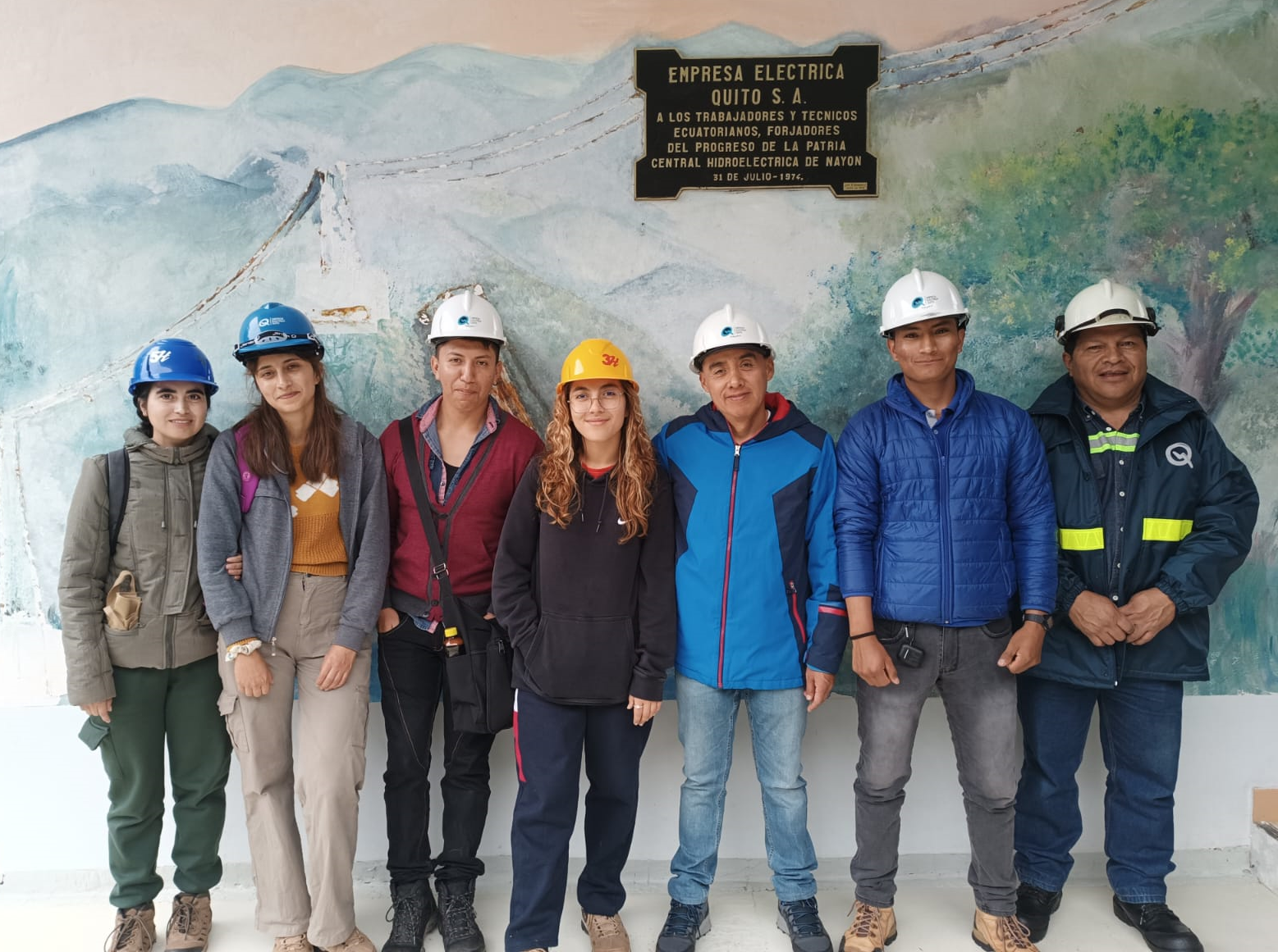Estudiantes de la UCE en el recorrido técnico educativo en la Central Hidroeléctrica Nayón.