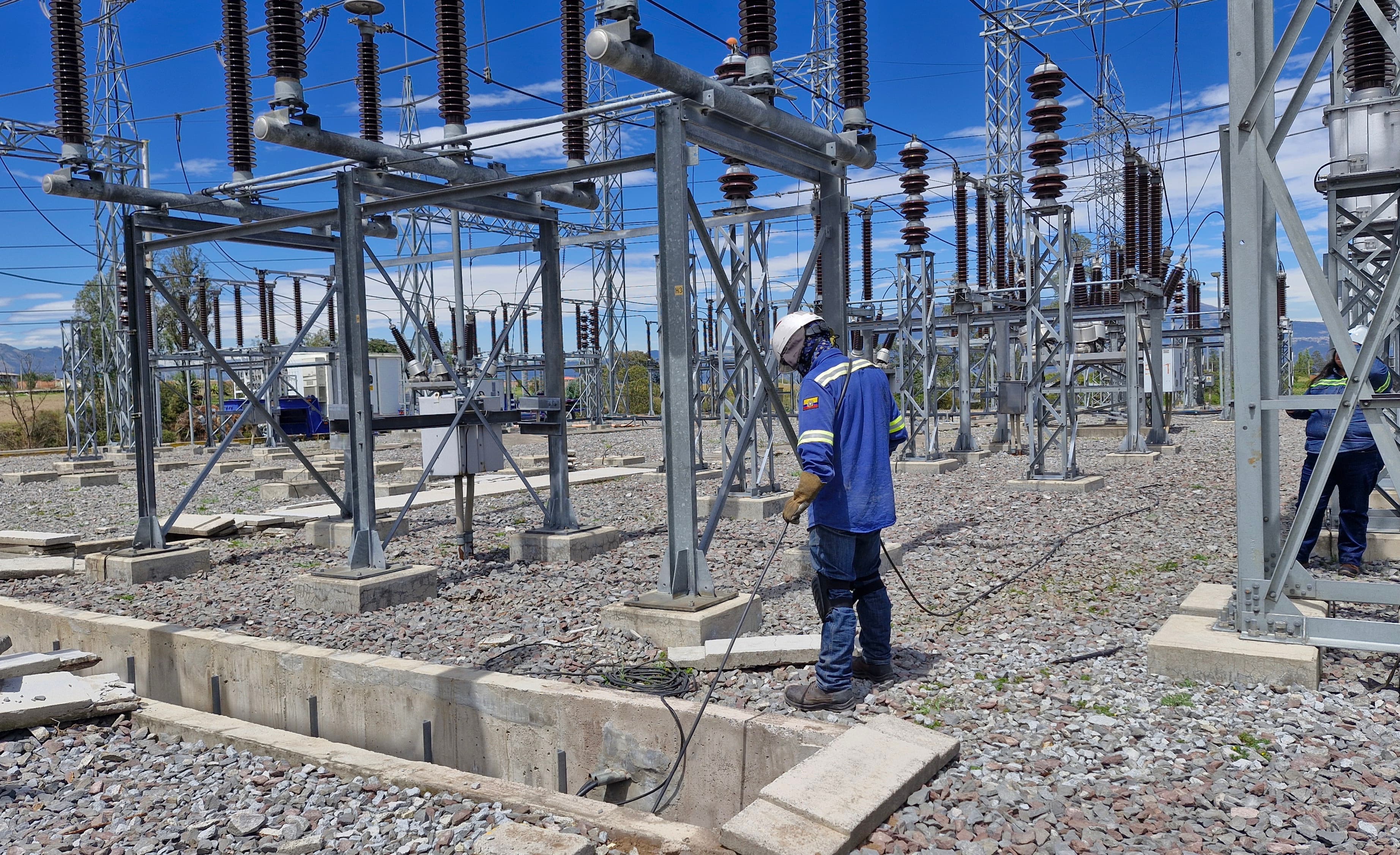 Instalación de cables subterráneos en el patio de maniobras de la subestación Tababela.