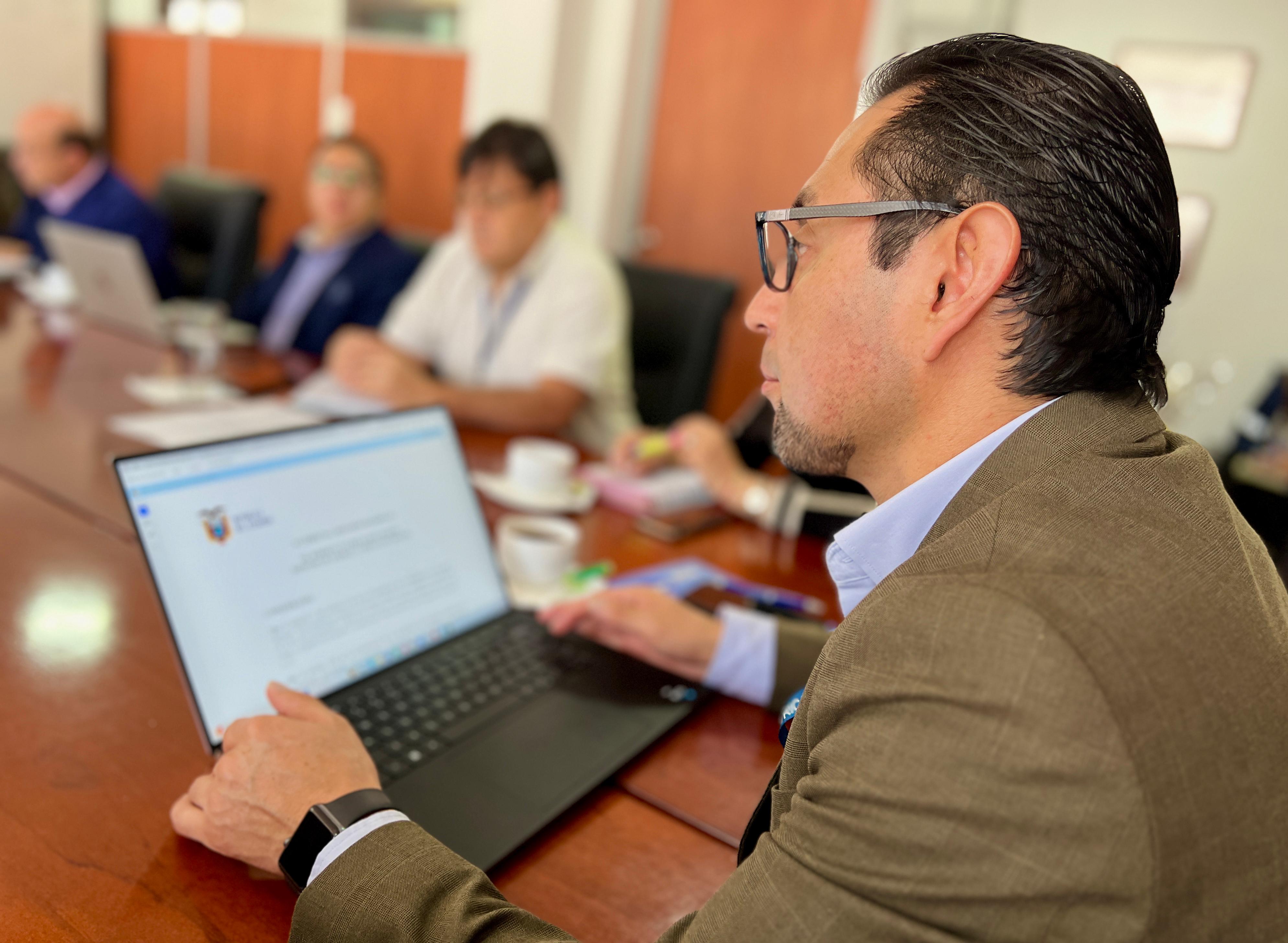 Emilio Calle, gerente general de la EEQ junto a representantes de Cámaras de Industrias y Producción.