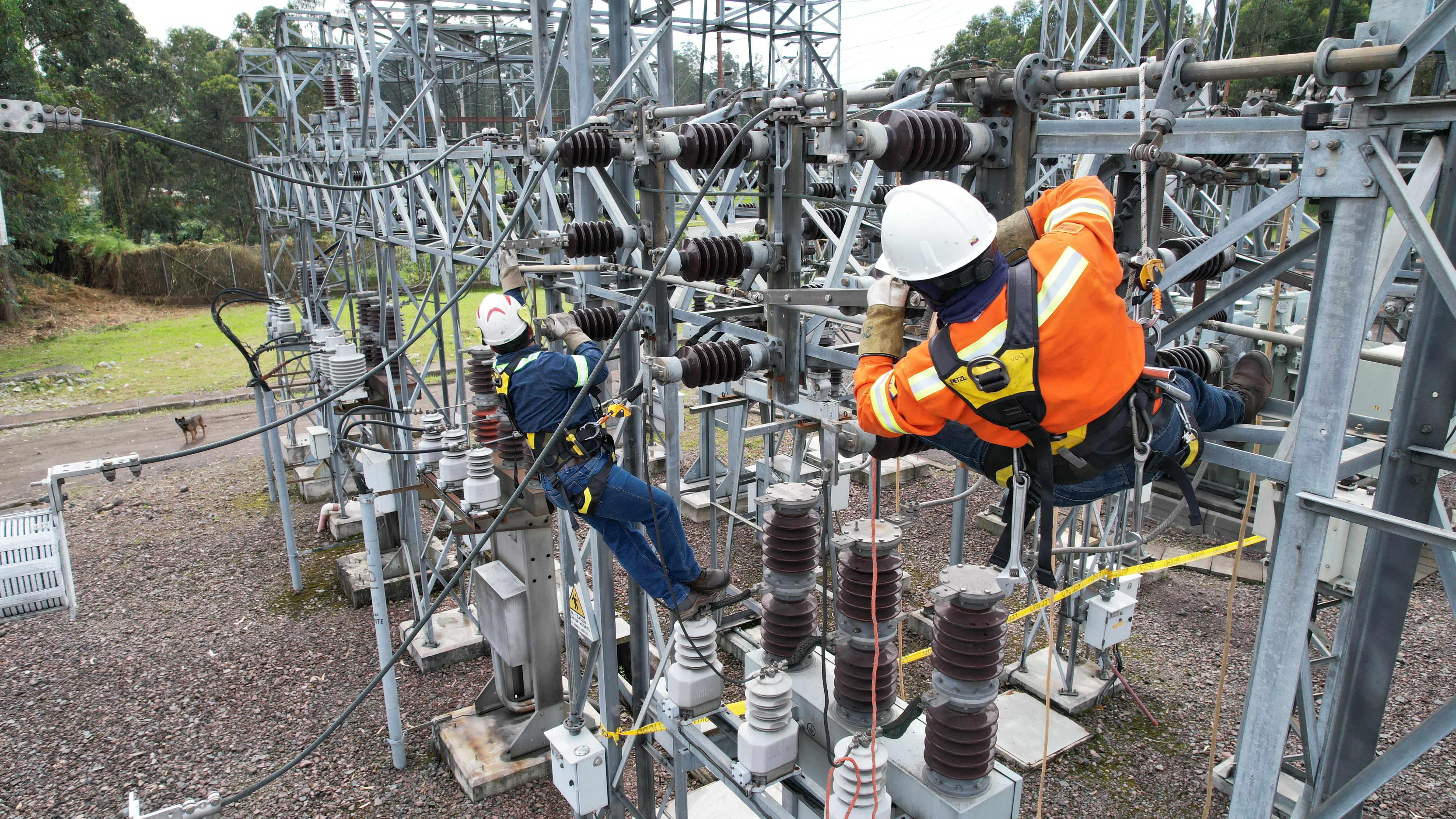 Técnicos revisan lo elementos eléctricos en la Subestación Sangolquí.