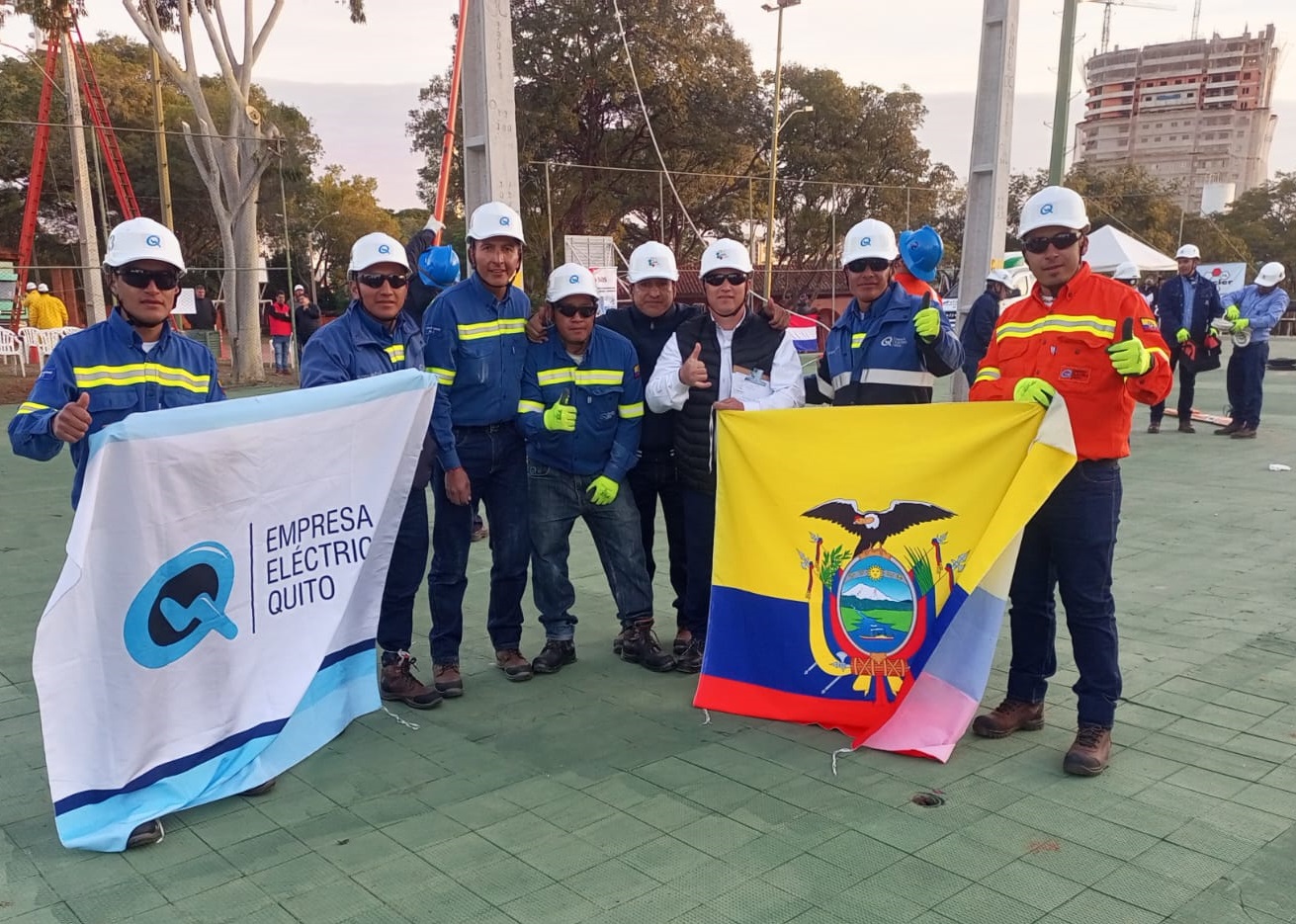 Equipo de la EEQ que participó en el Rodeo Internacional de Linieros – Paraguay 2024.