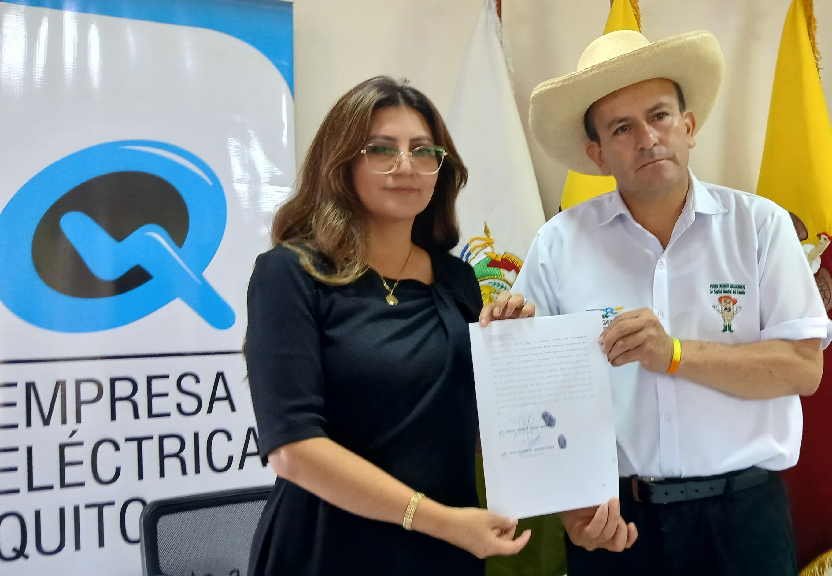 Gerente General de la EEQ y Alcalde de Pedro Vicente Maldonado durante la firma de las escrituras.