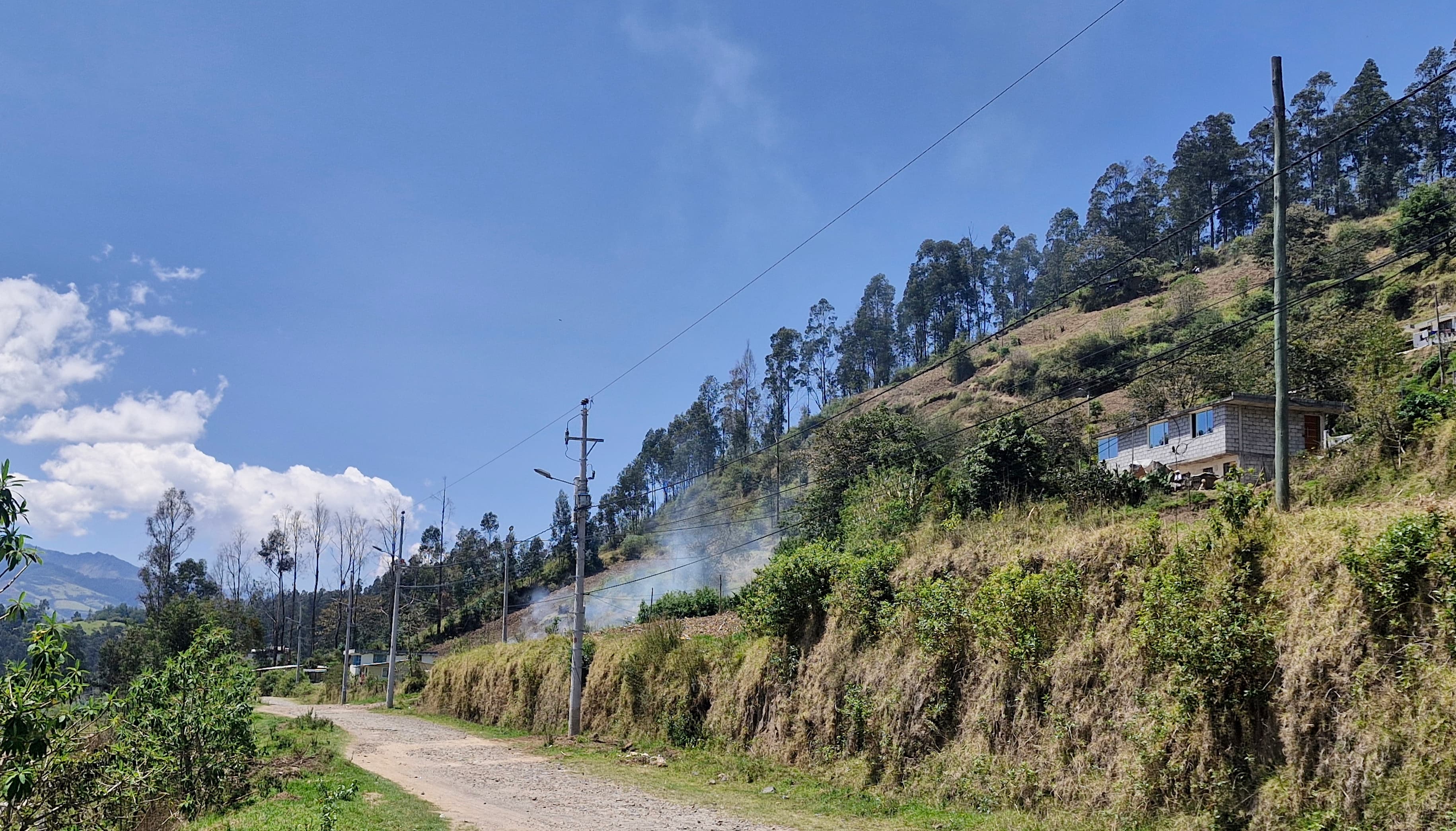 Nuevas redes, postes y luminarios son parte de este proyecto en el sector de Miranda.