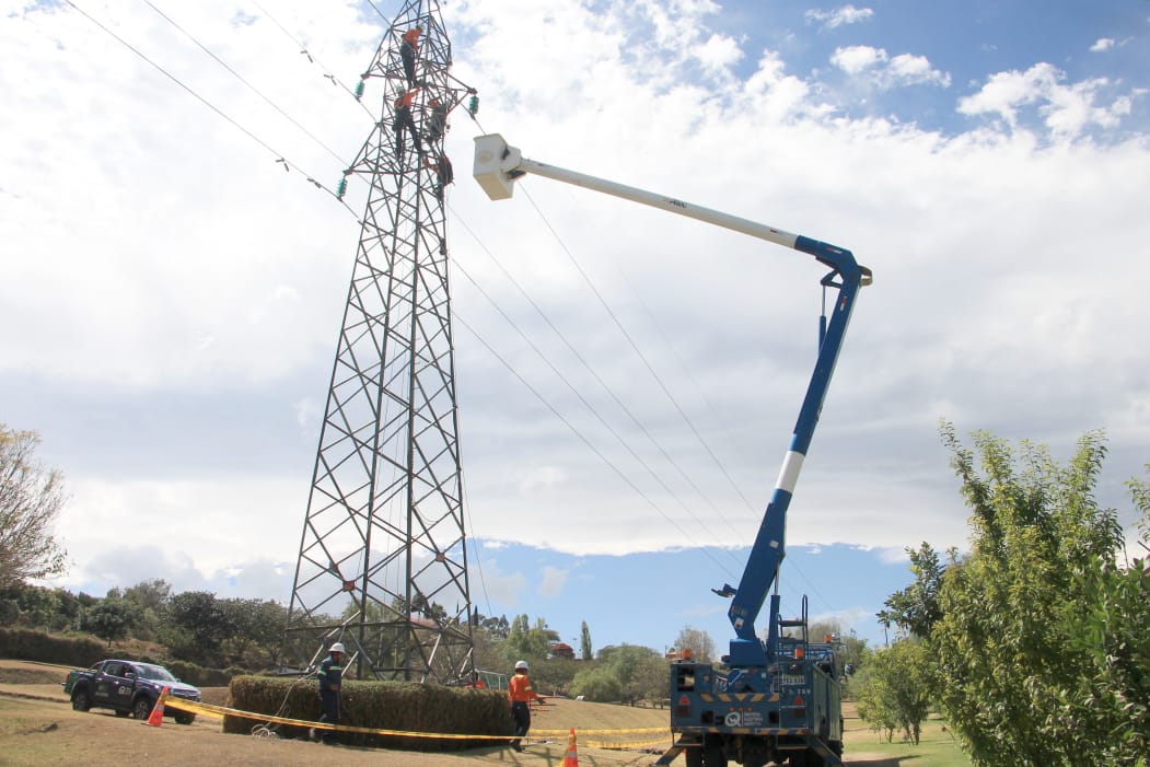 Personal de Líneas Energizadas de Subtransmisión ejecuta el mantenimiento de la Línea Cumbayá-Tumbaco.