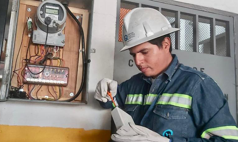 Técnico de la Unidad de Telemedición durante el reemplazo de un módulo.