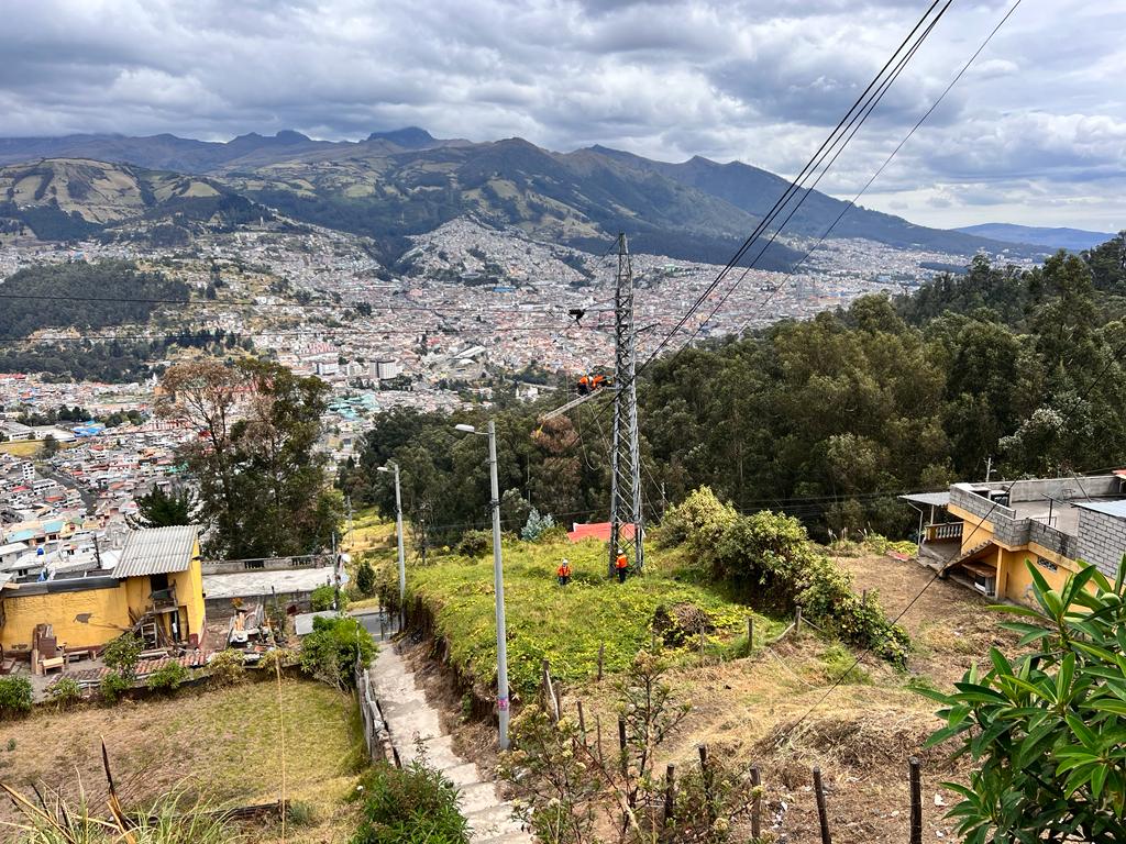 Personal de Líneas Energizadas de Subtransmisión ejecuta el cambio de conductor en el barrio Cooperativa 9 de Julio.
