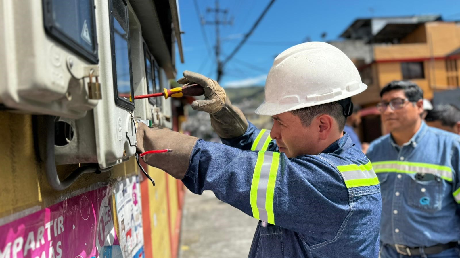 Empresa Eléctrica Quito instala medidores inteligentes.