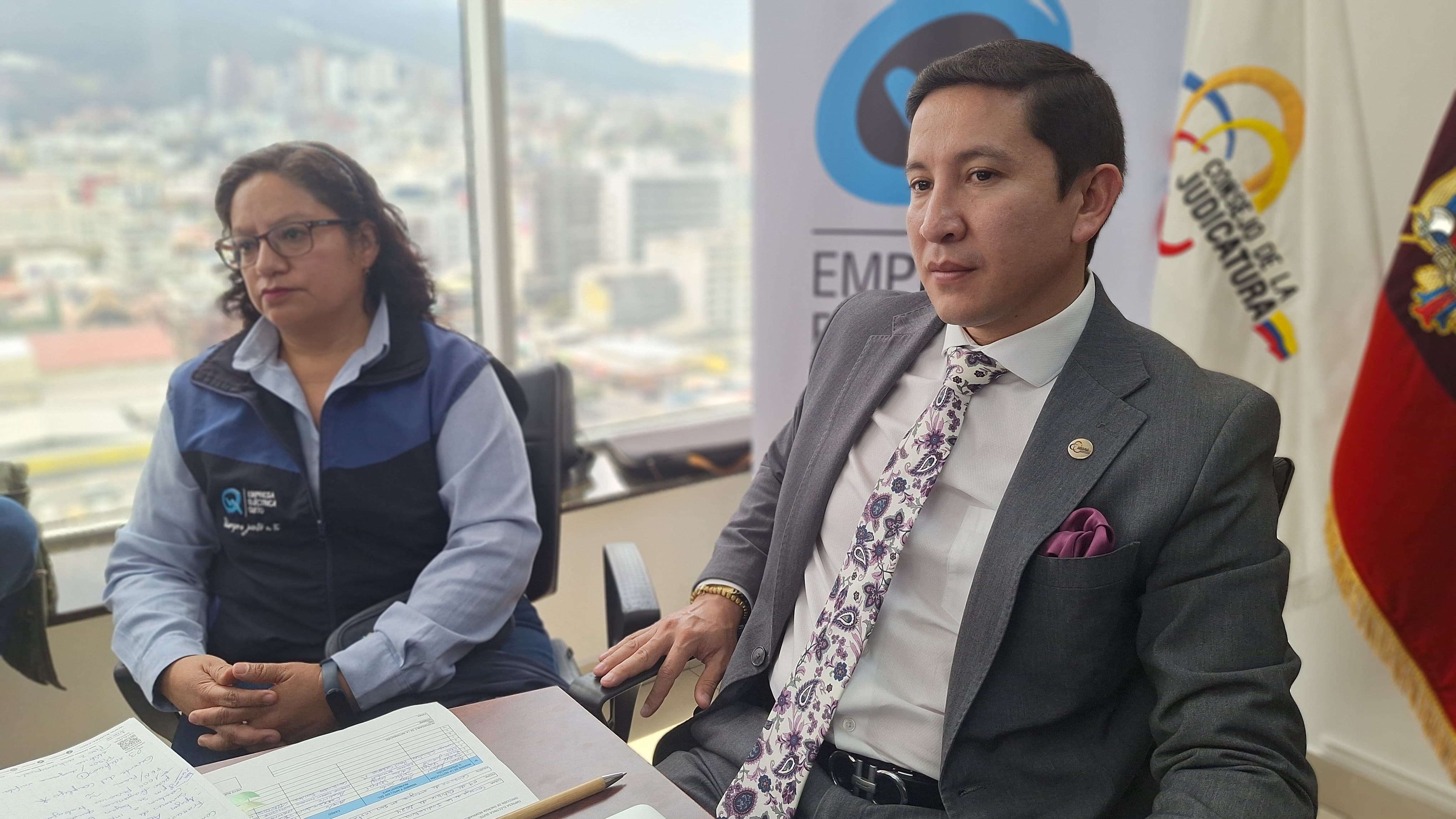 Personal de la EEQ junto al director provincial del Consejo de la Judicatura.