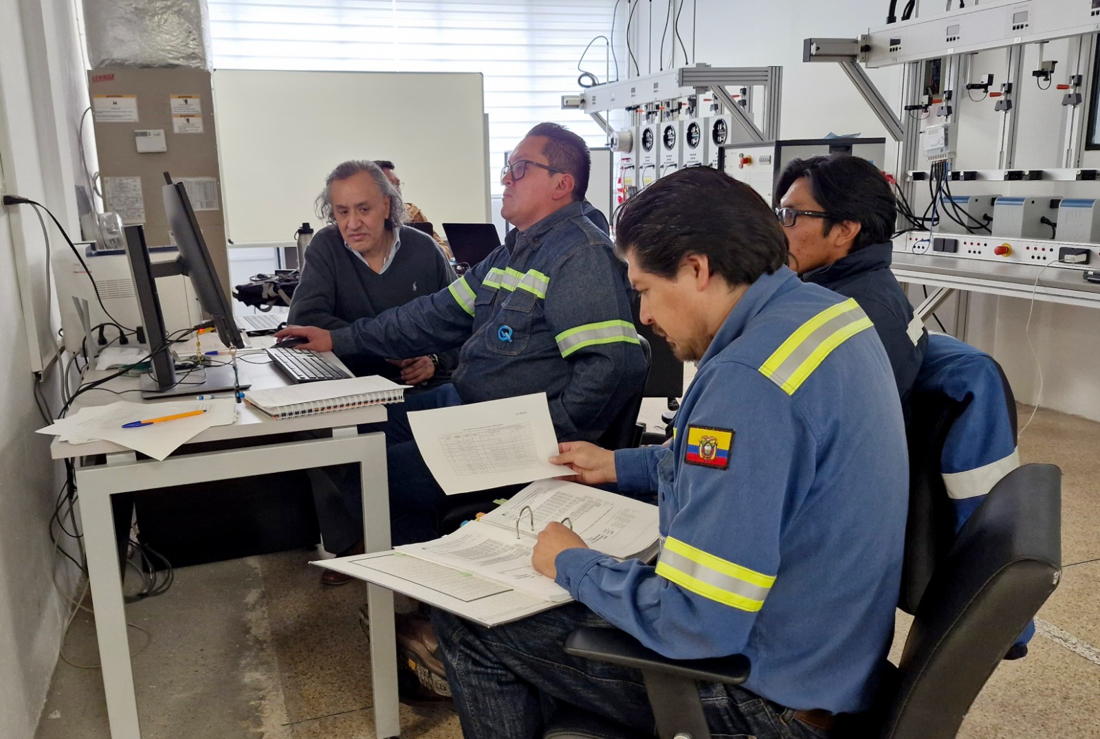 Personal de la EEQ y Servicio de Acreditación Ecuatoriano, SAE en Laboratorio de Medidores