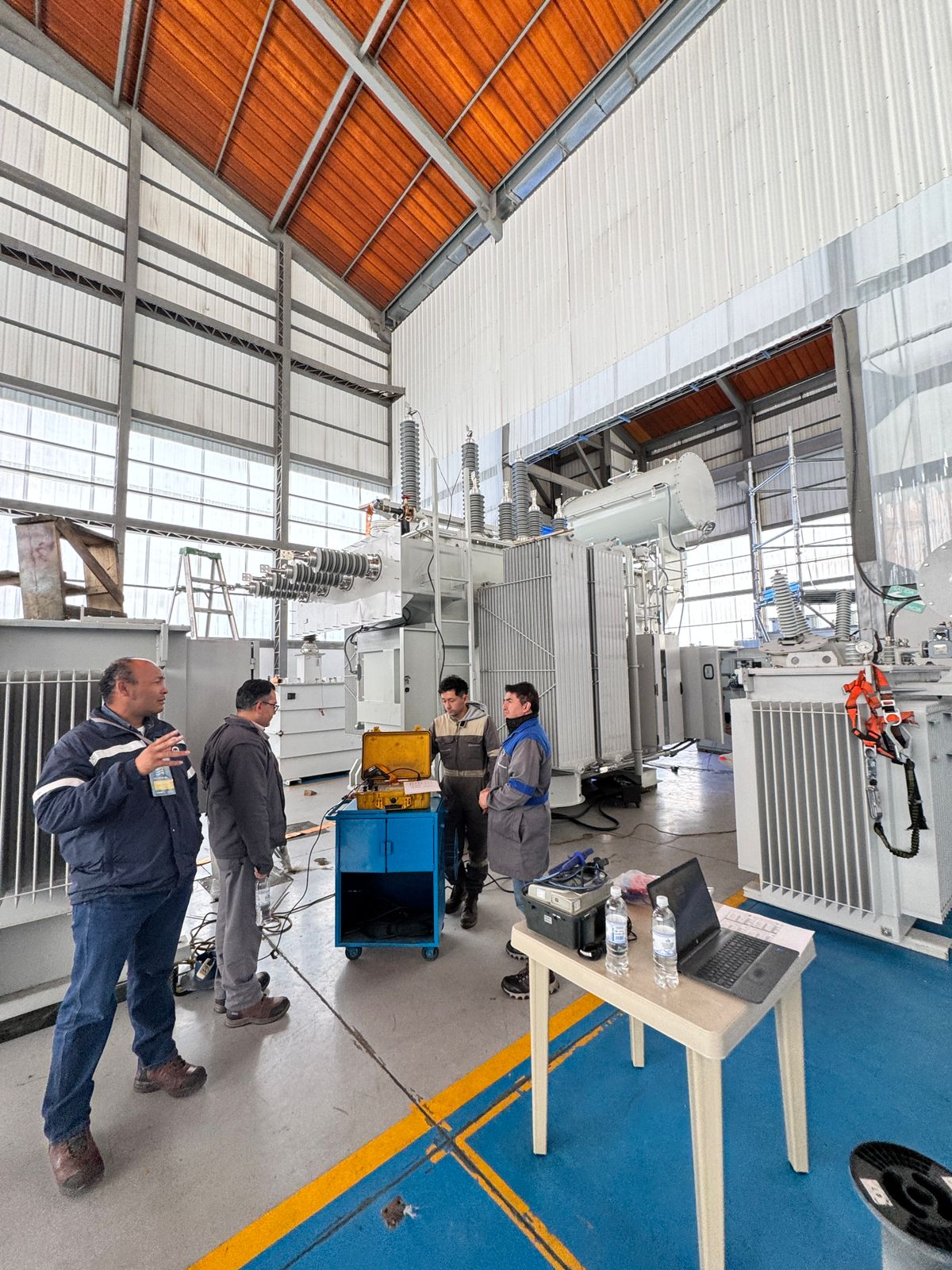 Pruebas eléctricas en el laboratorio ECUATRAN de Ambato.