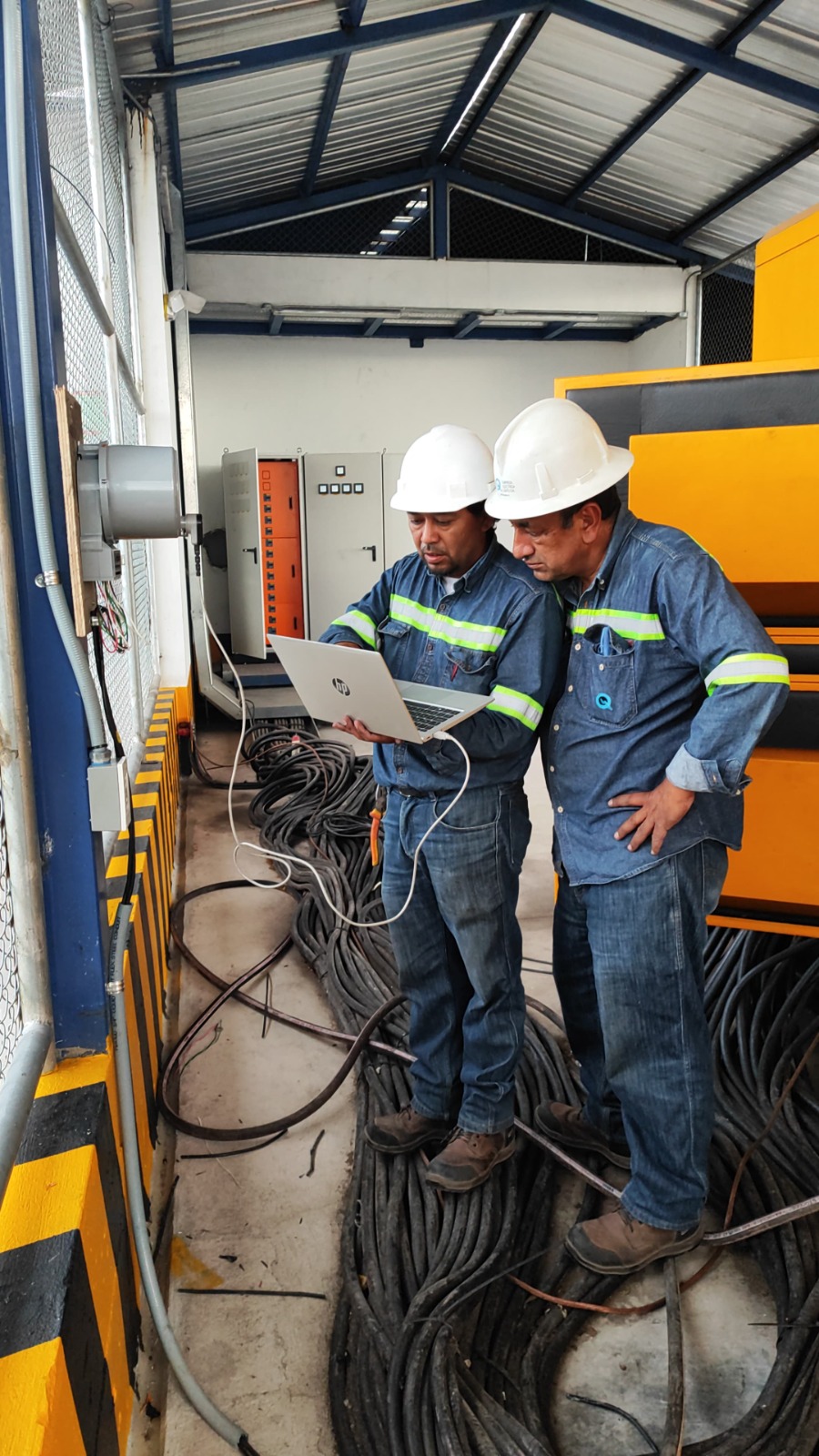 Personal de la EEQ durante instalación de medidores a un Grupo Electrógeno de Emergencia