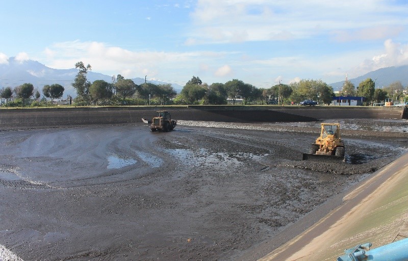 Ejecutamos trabajos de mantenimiento en el reservorio de la Central Hidroeléctrica Cumbayá.