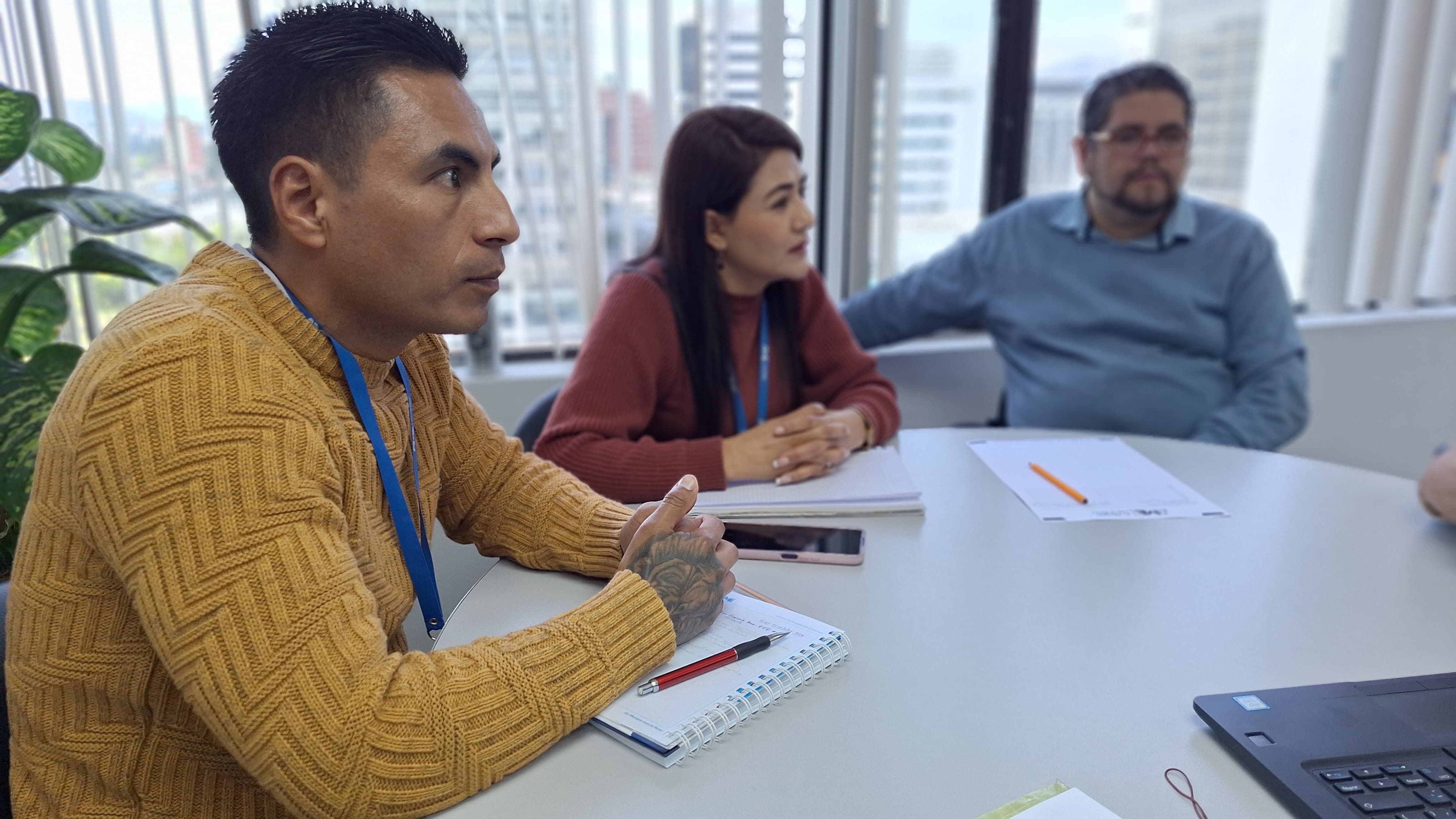 Equipo técnico de la EEQ asesora a personal de la AME.