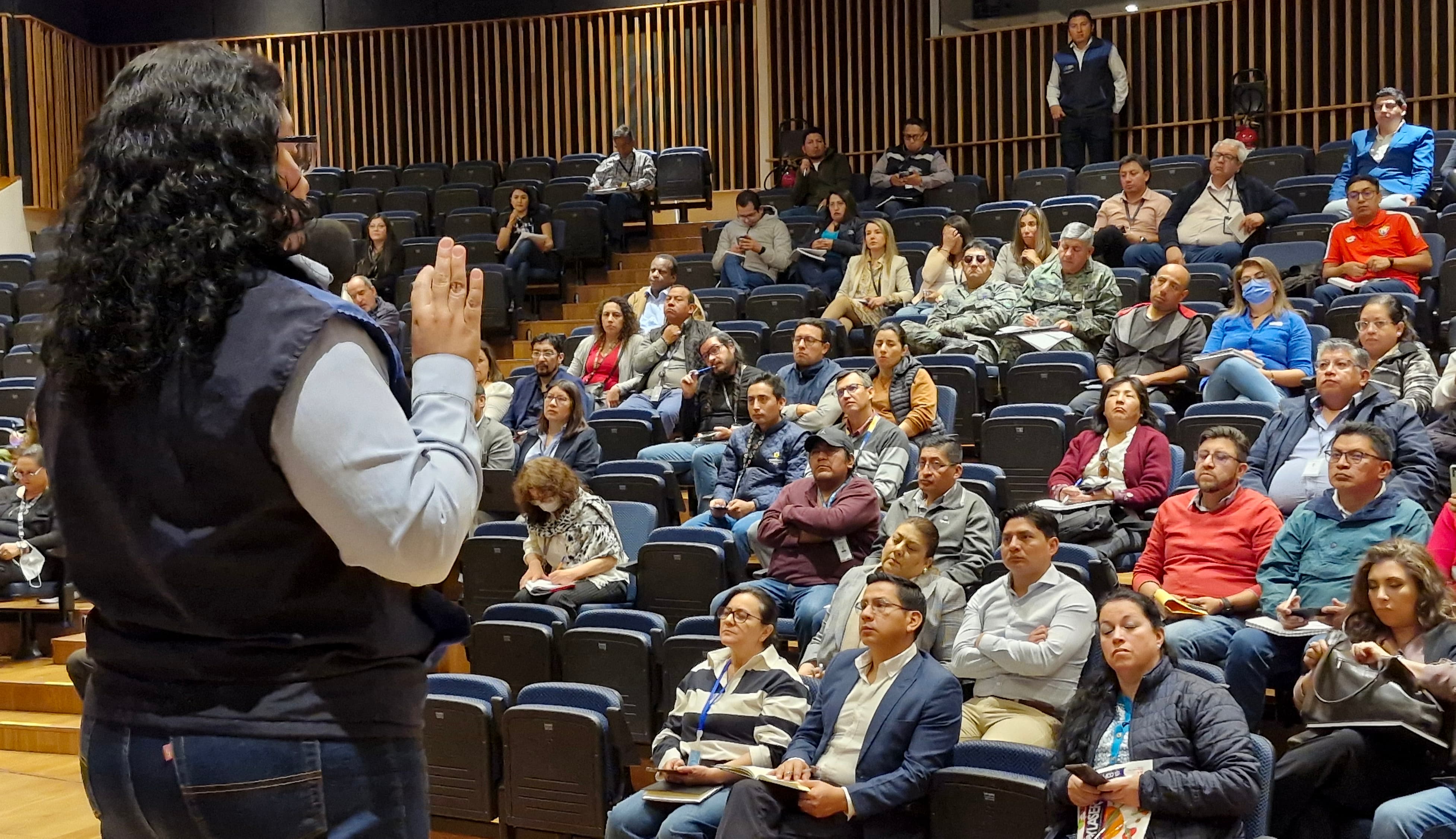 Capacitamos a funcionarios públicos sobre el uso responsable de energía.