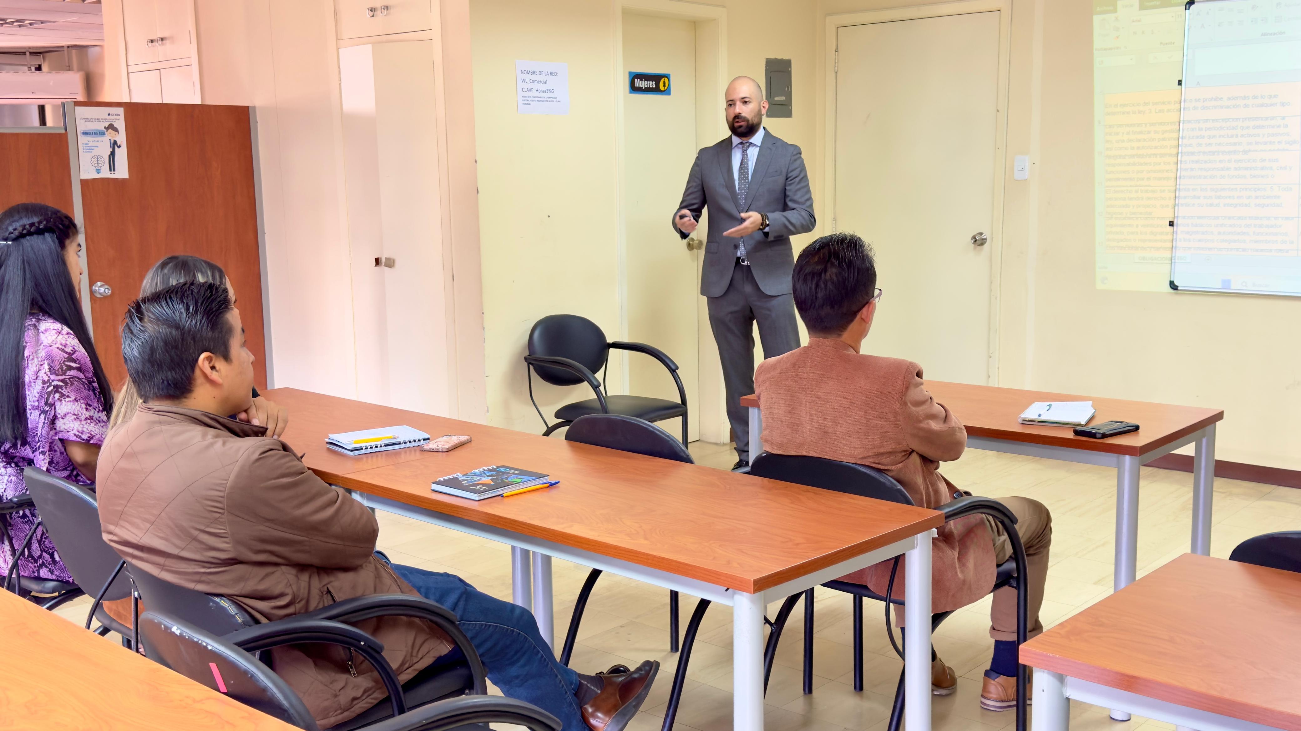 Delegados de las gerencias de la EEQ participan en la primera reunión de trabajo con el consultor.