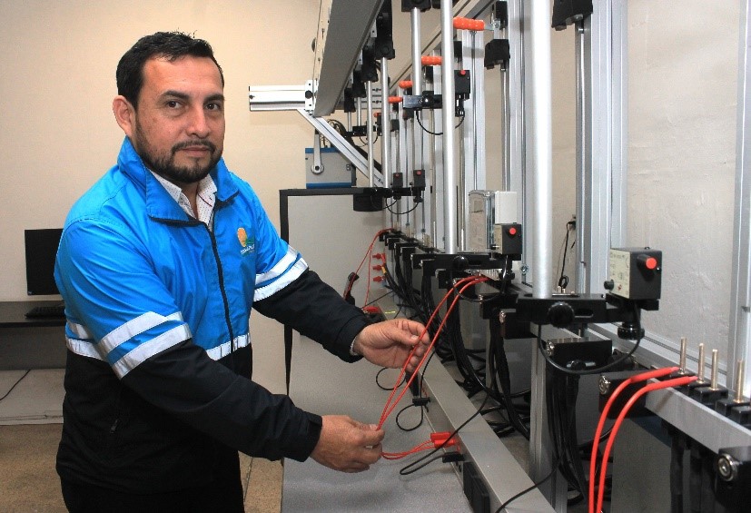 Nelson Tomalá, de la Empresa Eléctrica Galápagos, participó del proceso de pruebas en el Laboratorio de Medidores de la EEQ.