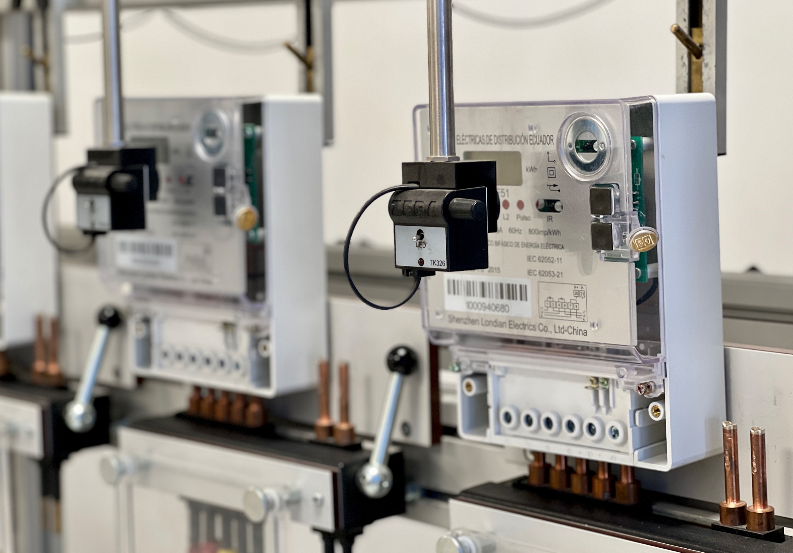 Laboratorio de Medidores EEQ evalúa el correcto funcionomiento de estos equipos.
