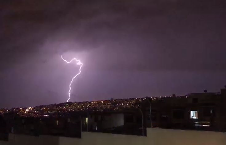 La presencia de lluvias con descargas atmosféricas pueden causar daños en el sistema eléctrico.