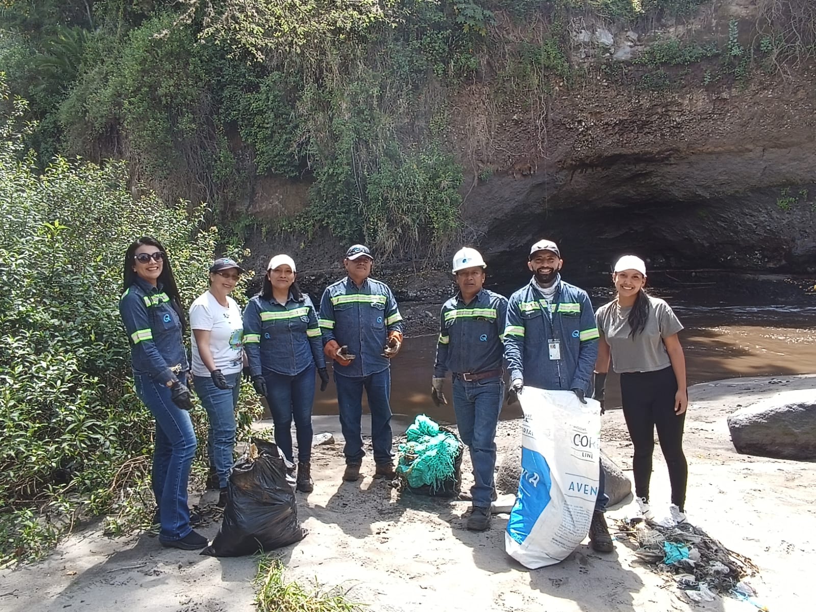 Parte del equipo de trabajo interinstitucional que colaboró con la limpieza del río San Pedro en el parque los Algarrobos.