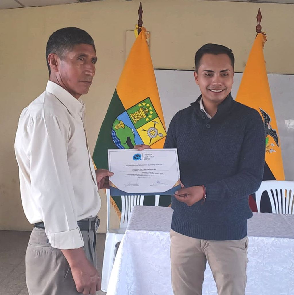 Segundo Zumba recibe el certificado de aprobación de parte de Carlos Chiliquinga, presidente del GAD de Cutuglagua.