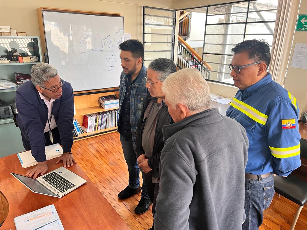 TÉCNICOS DE EERSSA VISITARON EL LABORATORIO DE TRANSFORMADORES DE LA EEQ