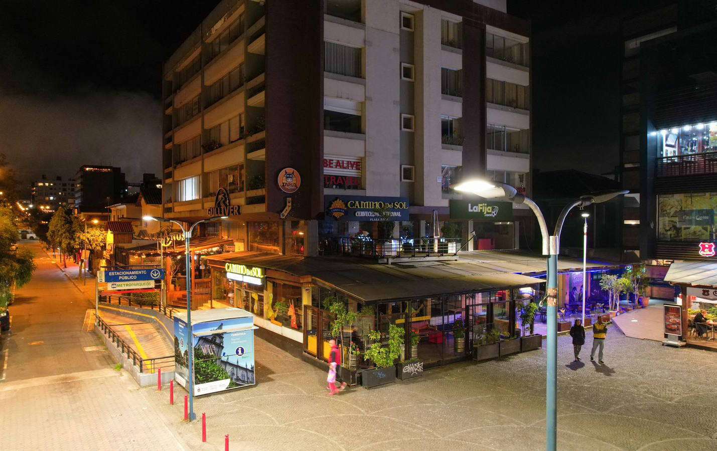 MÁS ILUMINACIÓN EN LA PLAZA EL QUINDE