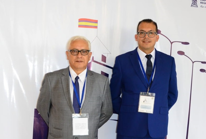 Abrahan Baquero y Jonathan Aquieta presentaron la ponencia "Plan de Contingencia de Atención al Cliente en la Agencia Sangolquí de la EEQ", por parte de la EEQ.