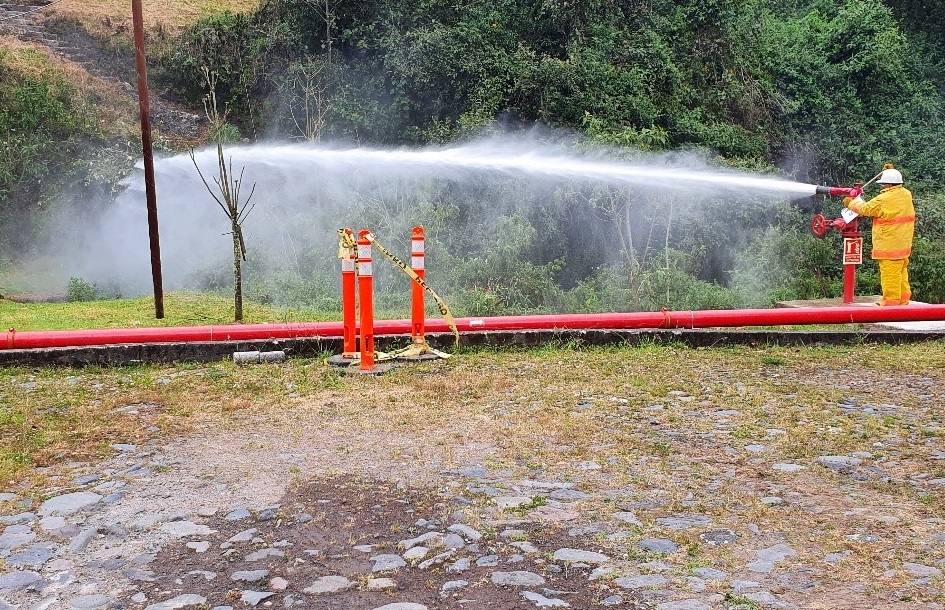 Todos los trabajadores están adiestrados en el uso de los monitores y cañones de agua.