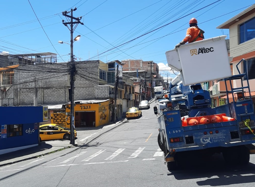 Personal de Alumbrado Público de la EEQ, siempre comprometido con el servicio a la comunidad.