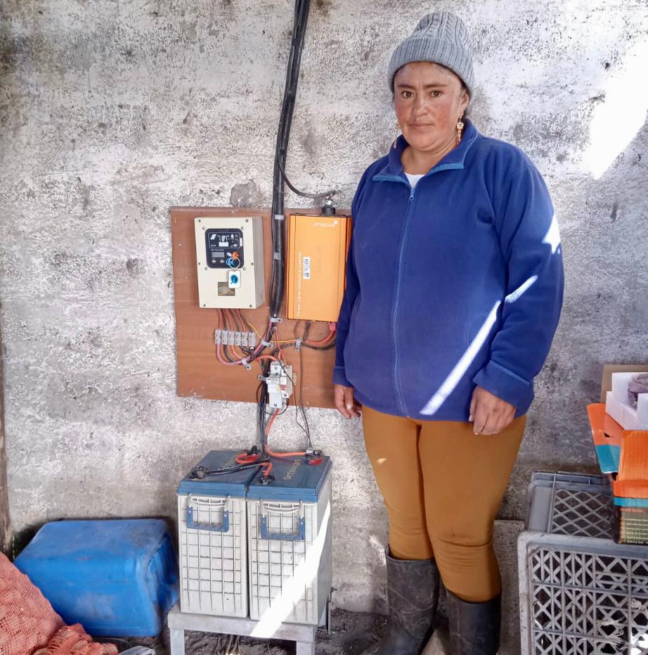 María Viracucha, cliente de Lloa, junto a los equipos que recibieron mantenimiento.