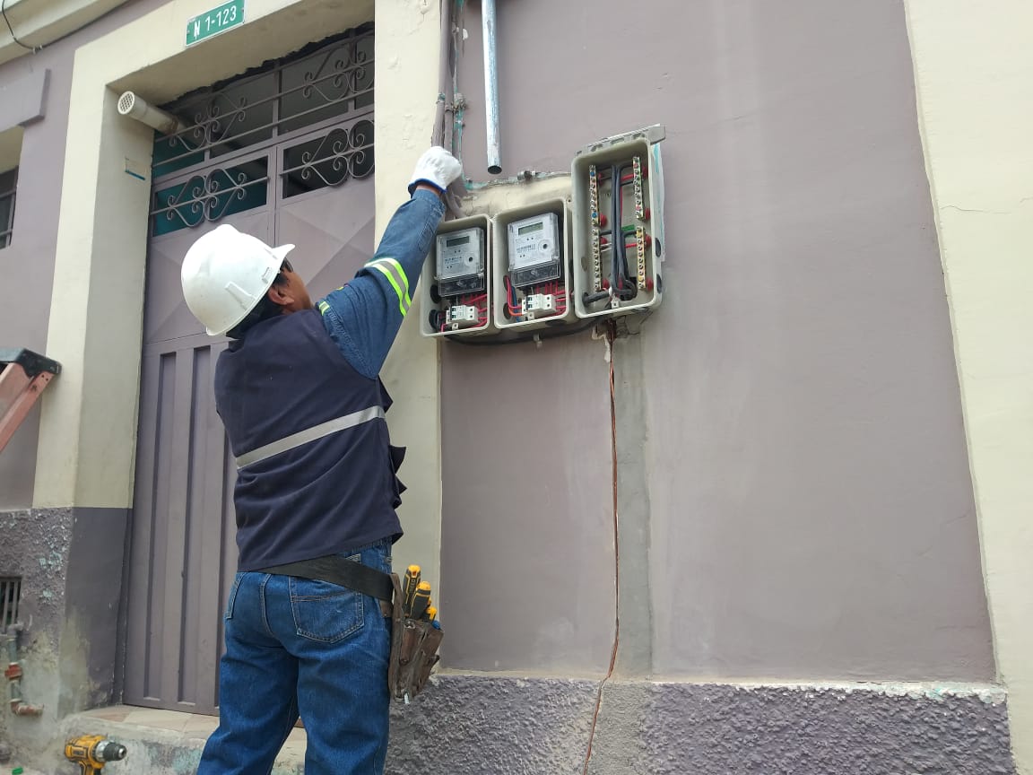 Personal de contratistas de la EEQ realiza el cambio de medidores con comunicación de radiofrecuencia, en La Loma Grande.