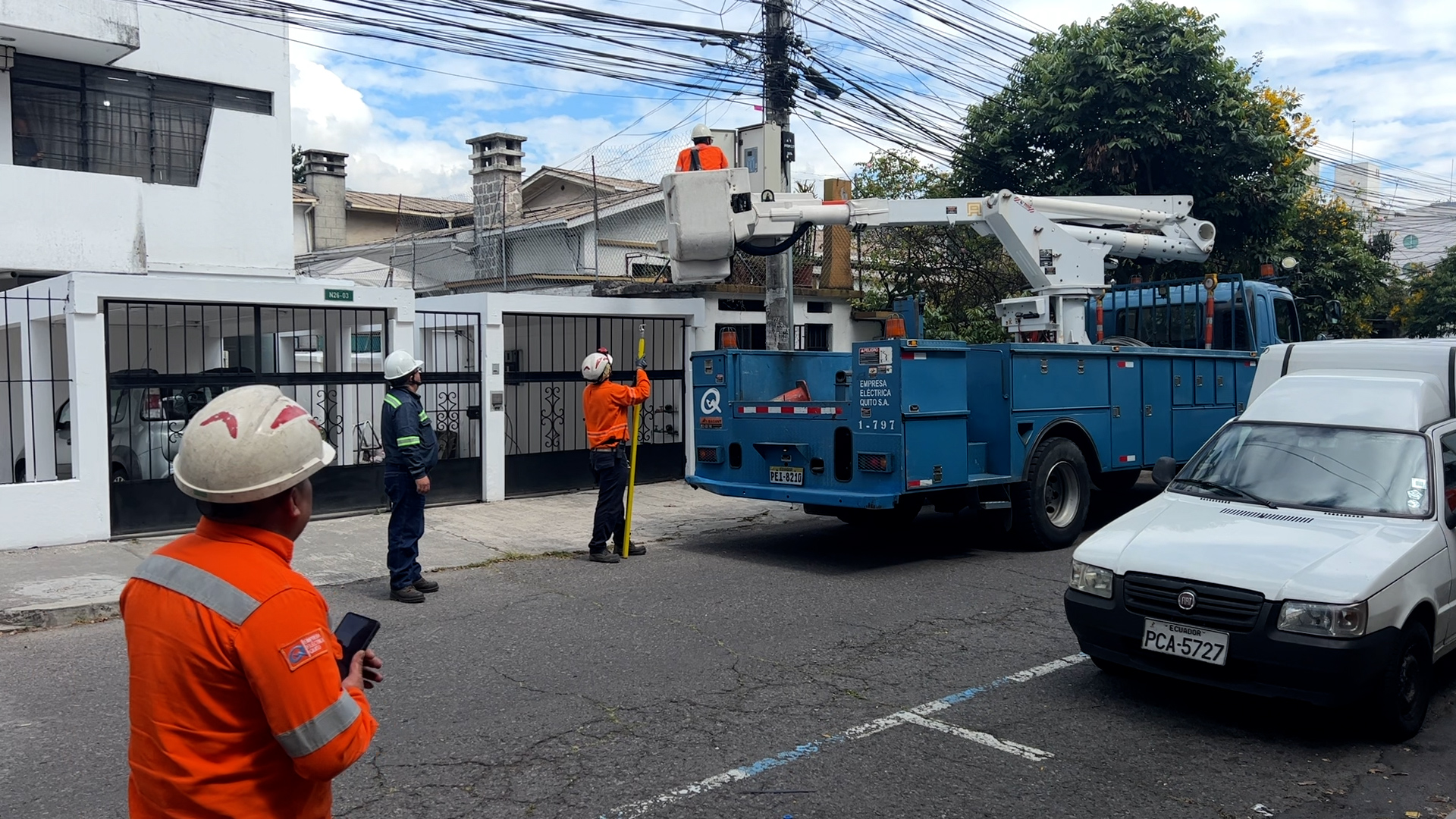 Personal técnico durante los trabajos para restituir el servicio en La Coruña.