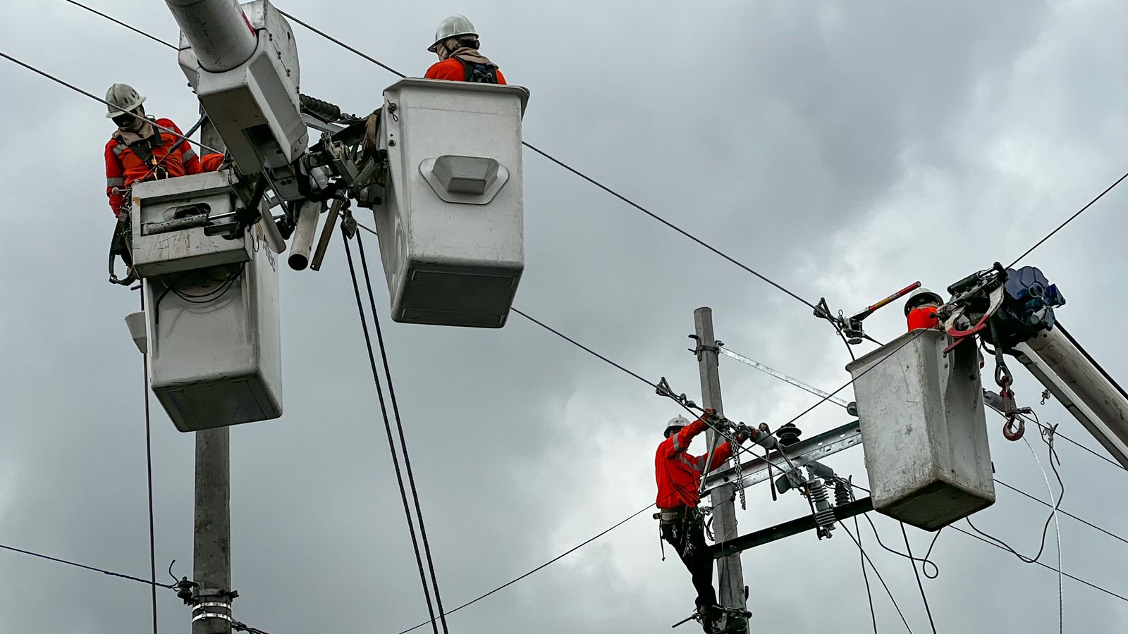 Trabajos de mantenimiento de grupos de Red Aérea.