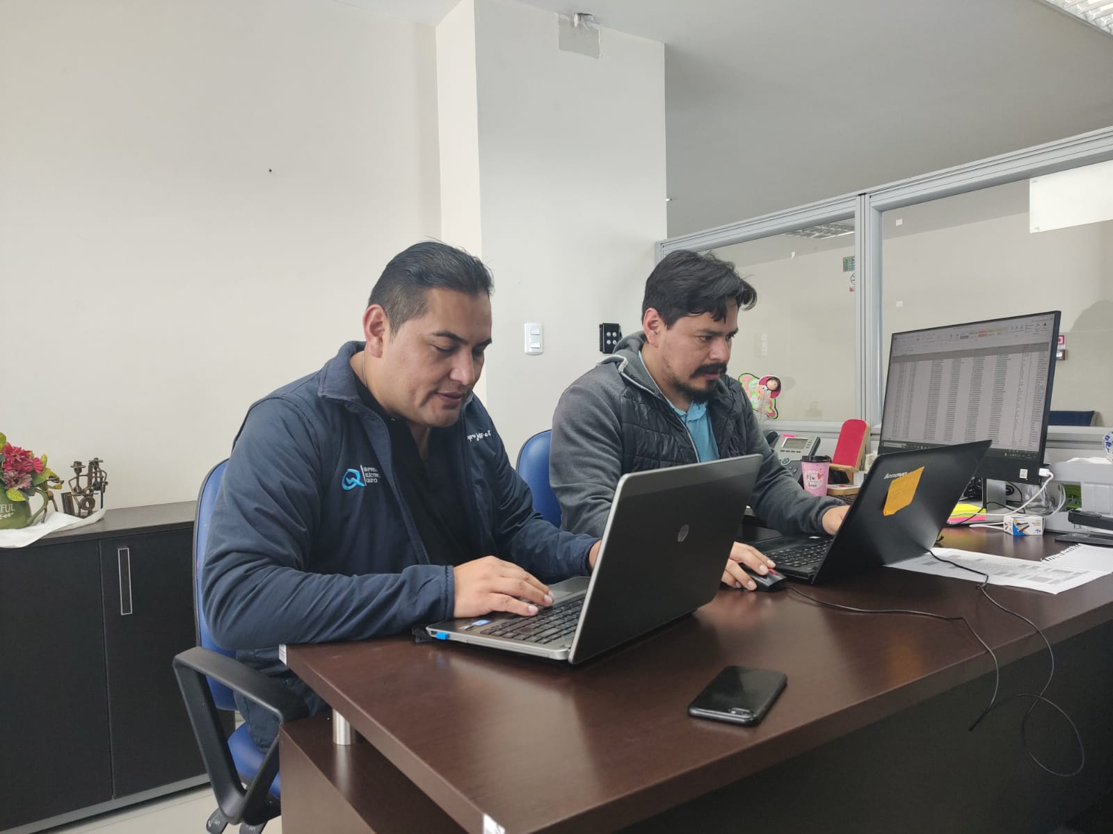 Nuestro personal atiende reportes del servicio eléctrico