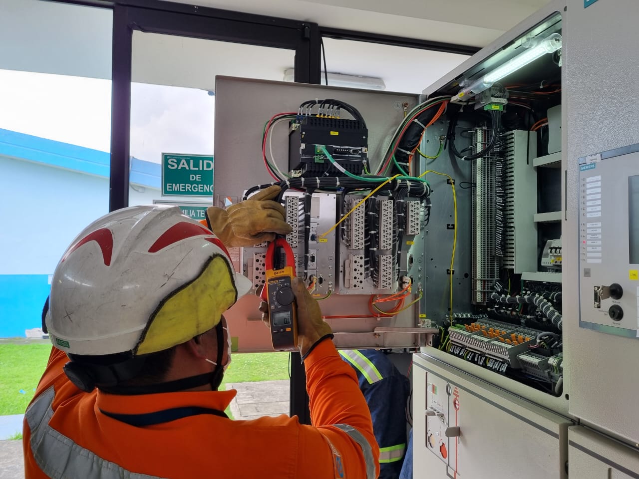 Instalación de equipos en las subestaciones Eugenio Espejo y Chilibulo.
