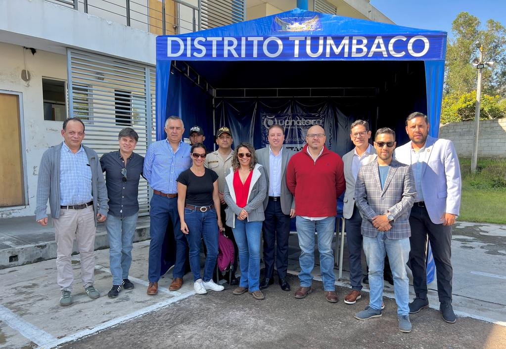 El gerente general de la EEQ, Eduardo del Pozo, junto a varios colectivos sociales de las zonas de Tumbaco, unidos para fortalecer la seguridad de la Ruta Viva.