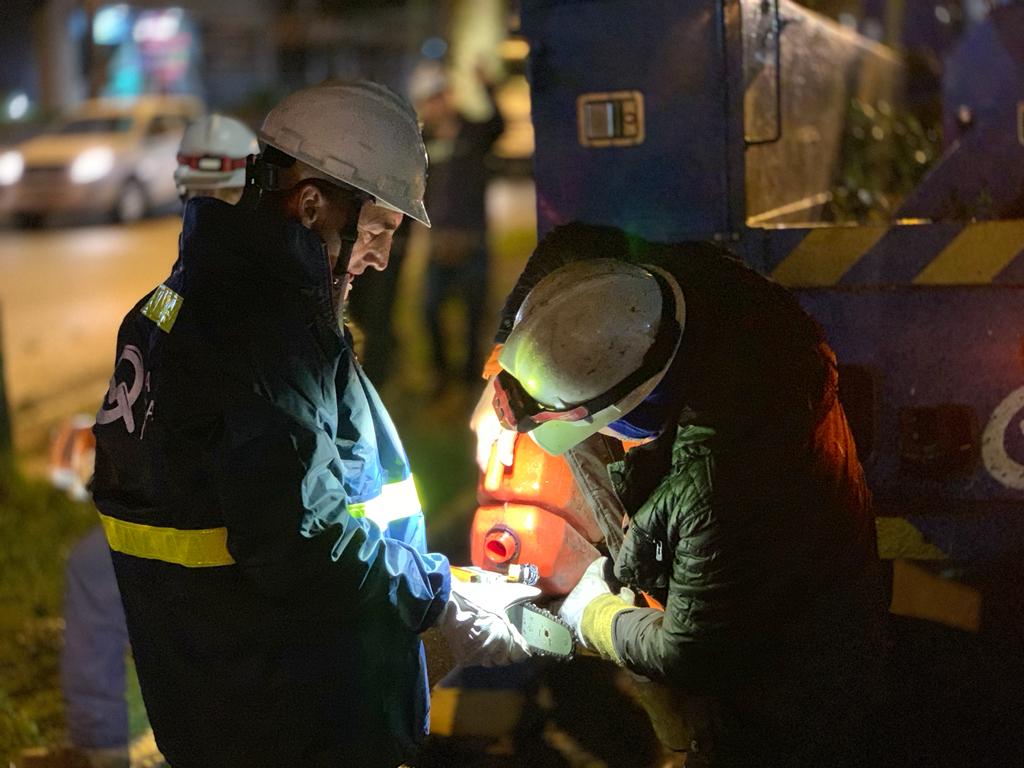 Técnicos durante la ejecución de los trabajos en la Av. Pichincha y Calle Ríos, sector La Marín, centro norte de la capital.